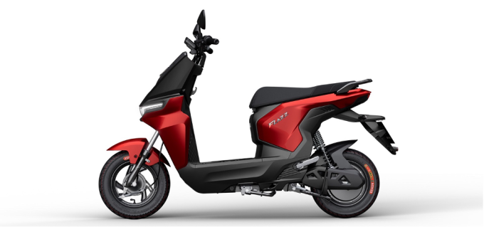 Flazz có thể lắp thêm pin phụ, tăng gấp đôi quãng đường di chuyển. Ảnh: VinFast