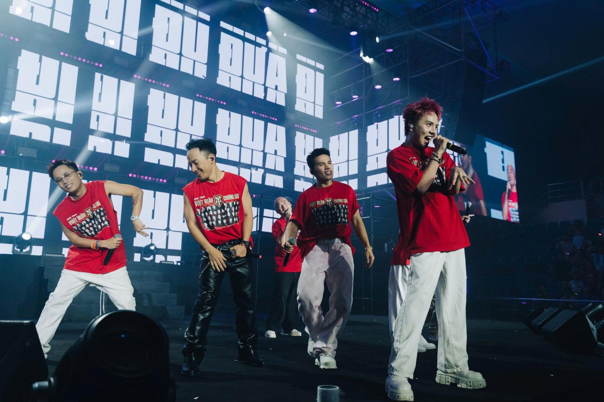 1761973653 486 Dem nhac gay quy Toi Nguoi Viet Nam vo oa