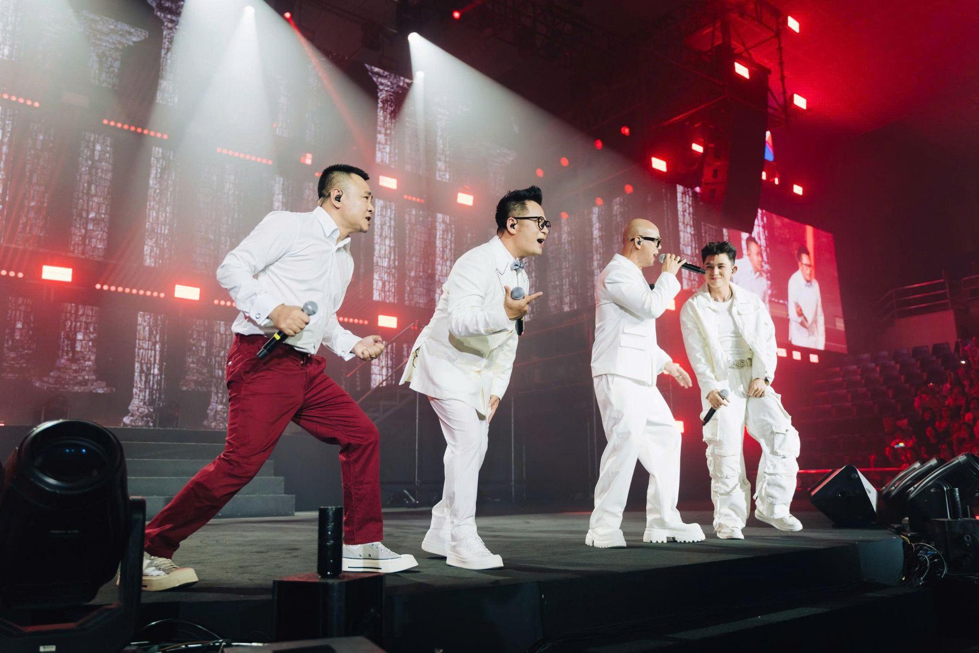 1761973655 660 Dem nhac gay quy Toi Nguoi Viet Nam vo oa