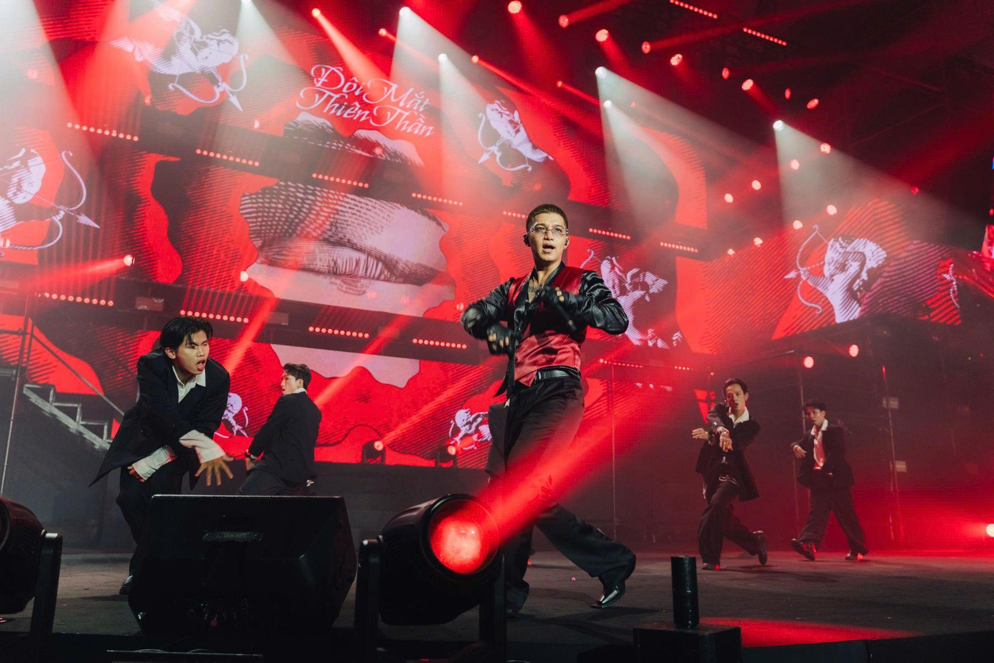 1761973655 817 Dem nhac gay quy Toi Nguoi Viet Nam vo oa