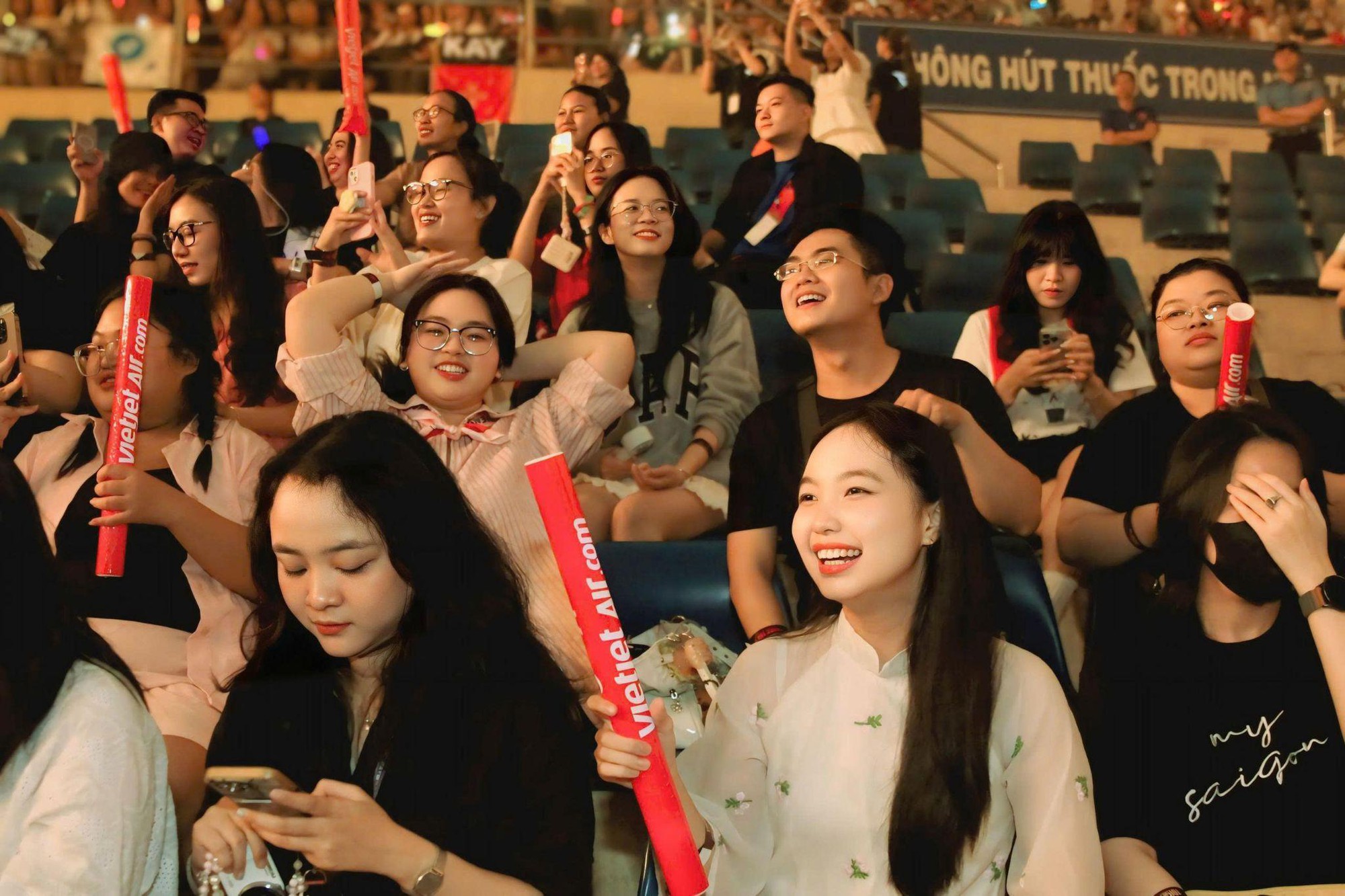 1761973656 850 Dem nhac gay quy Toi Nguoi Viet Nam vo oa