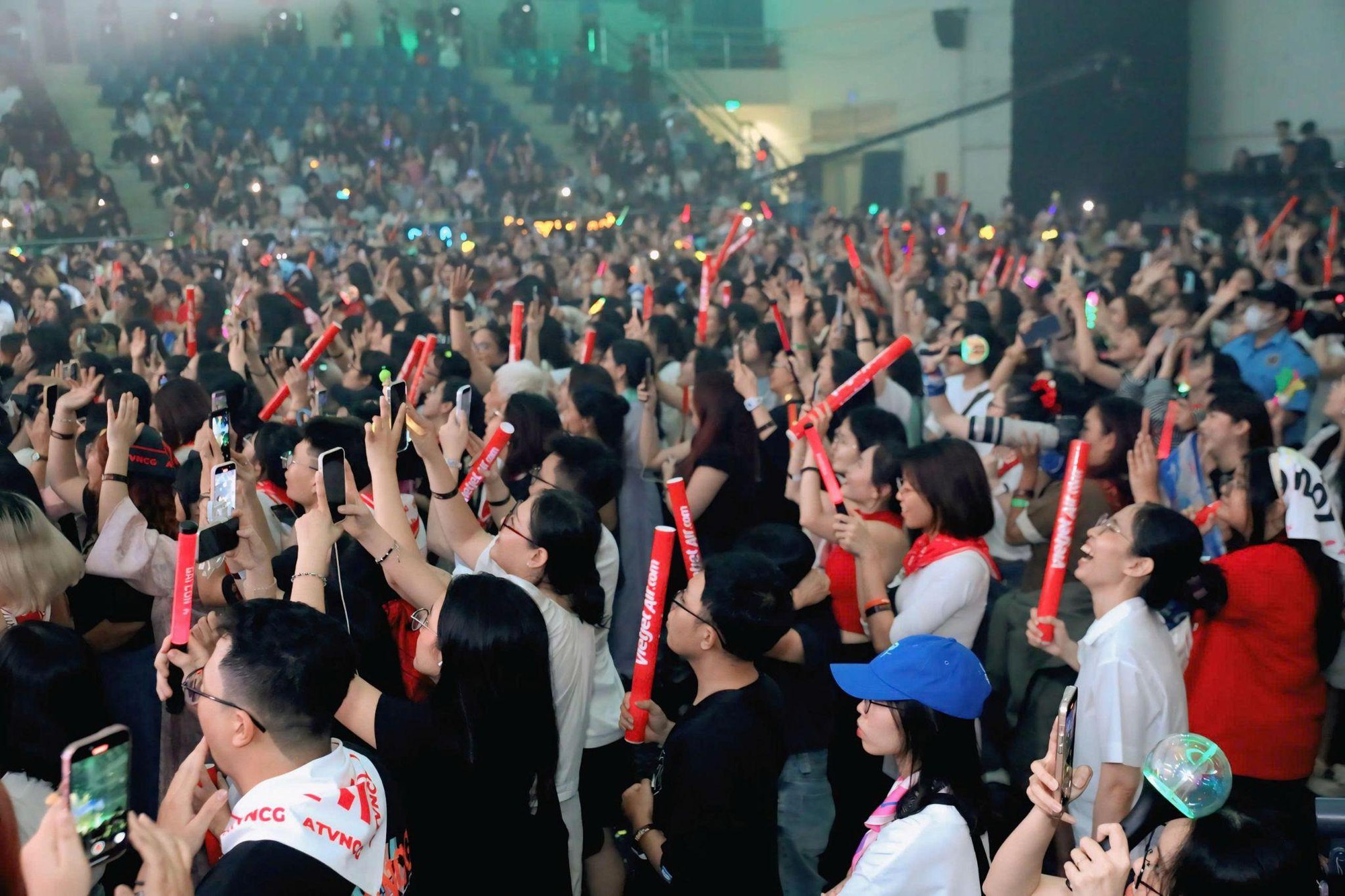 1761973657 773 Dem nhac gay quy Toi Nguoi Viet Nam vo oa