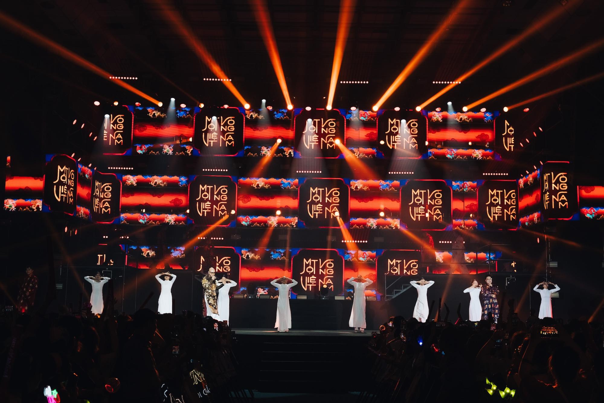 1761973658 717 Dem nhac gay quy Toi Nguoi Viet Nam vo oa