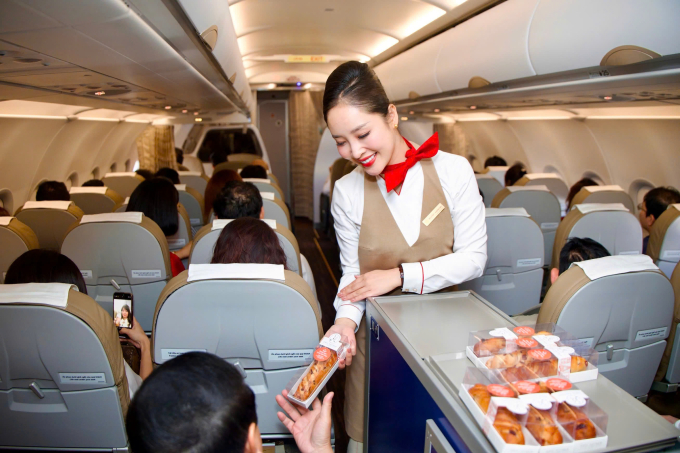 Hành khách thưởng thức bánh Maison Kayser. Ảnh: Sun PhuQuoc Airways