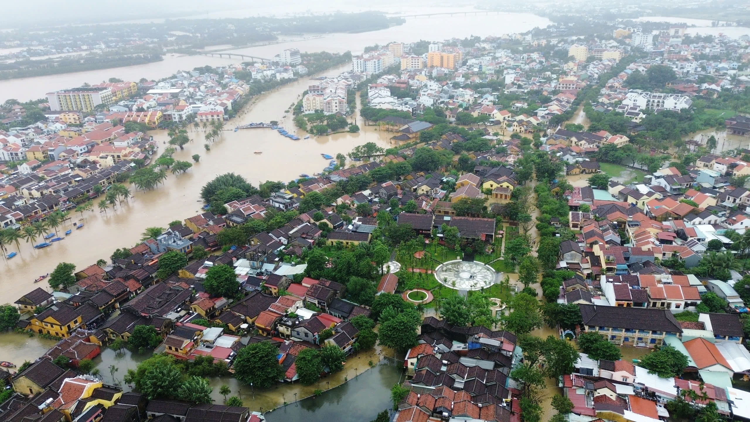 Hơn 66 . 800 Ngôi nhà ở Đà Nẵng chìm trong nước lũ do xả lũ từ thủy điện - Ảnh 2.