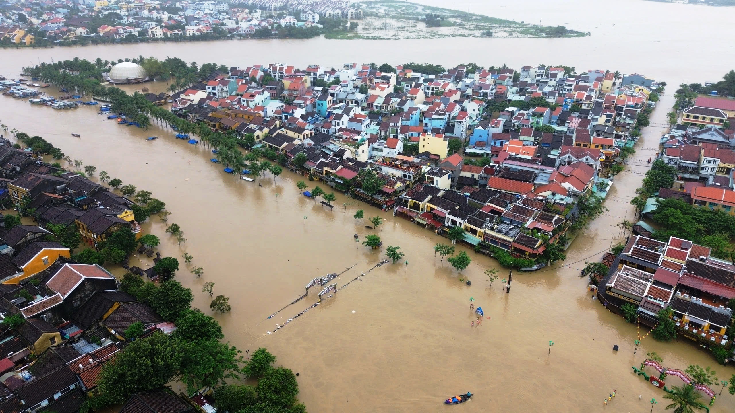 Hơn 66 . 800 Ngôi nhà ở Đà Nẵng chìm trong nước lũ do xả lũ từ thủy điện - Ảnh 4.