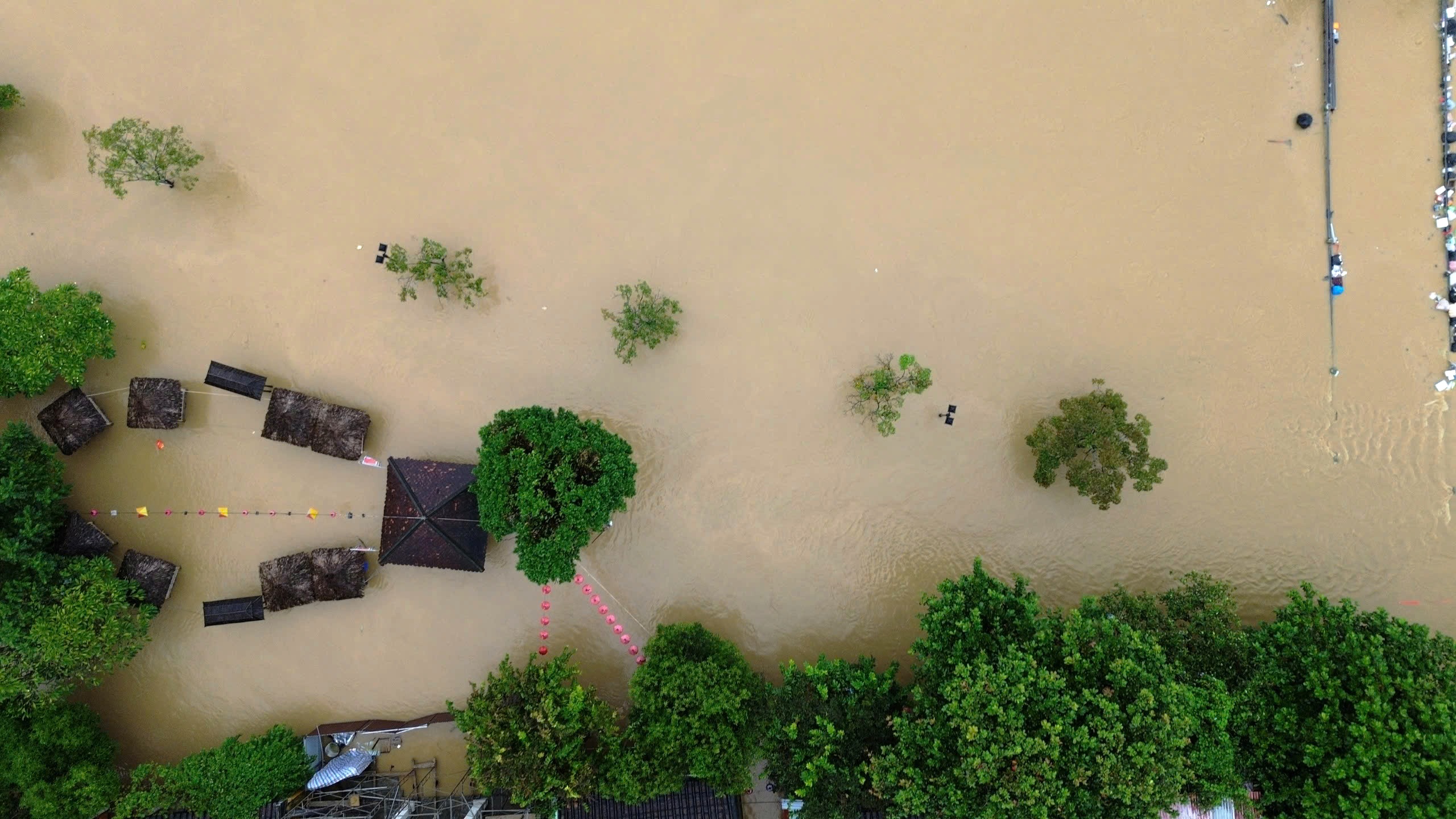 Hơn 66 . 800 Ngôi nhà ở Đà Nẵng chìm trong nước lũ do xả lũ từ thủy điện - Ảnh 6.