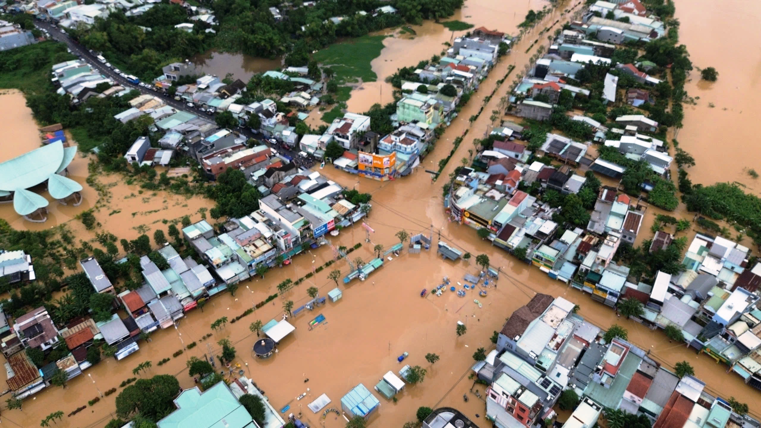 Hơn 66 . 800 Ngôi nhà ở Đà Nẵng chìm trong nước lũ do xả lũ từ thủy điện - Ảnh 10.