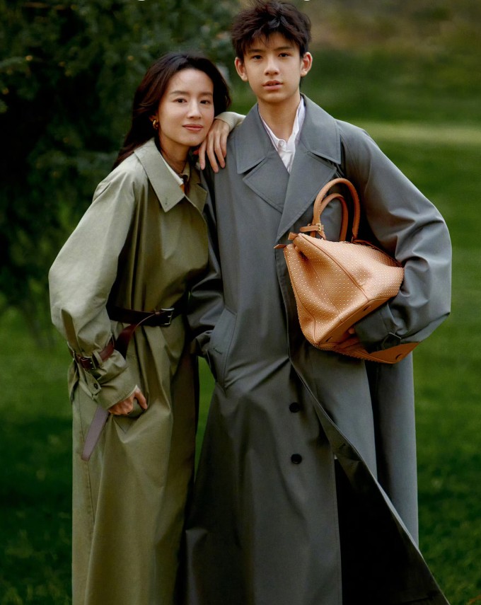 Đổng Khiết giữ dáng nhờ làm việc nhà 3 Đổng Khiết và con trai Đỉnh Đỉnh chụp hình tạp chí năm 2024. Ảnh: Nylon