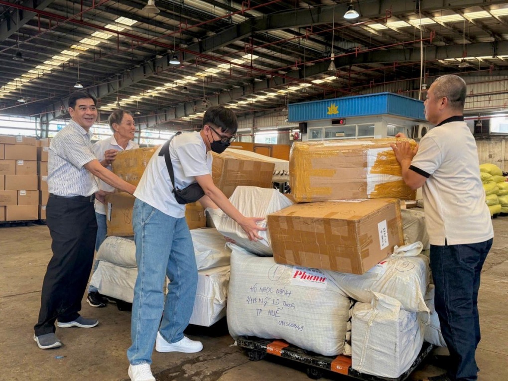 Những kiện hàng hỗ trợ vùng lũ đầu tiên trên chuyến bay của Vietnam Airlines đã đến Huế - 3