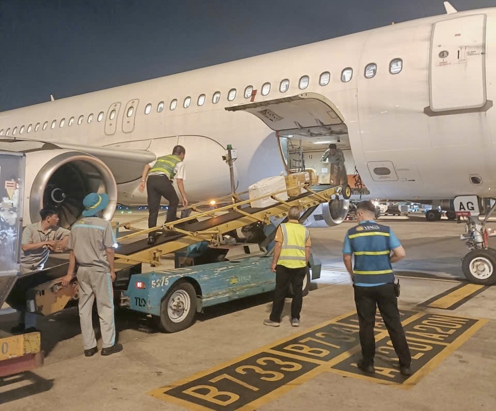 Những kiện hàng hỗ trợ vùng lũ đầu tiên trên chuyến bay của Vietnam Airlines đã đến Huế - 2