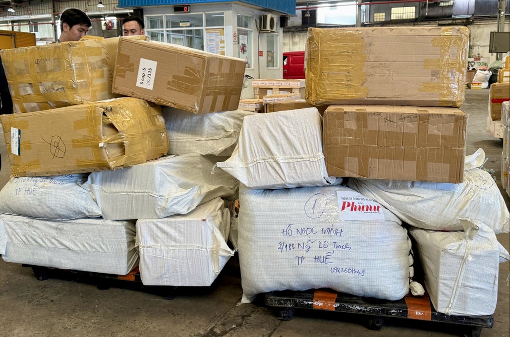 Những kiện hàng hỗ trợ vùng lũ đầu tiên trên chuyến bay của Vietnam Airlines đã đến Huế - 4
