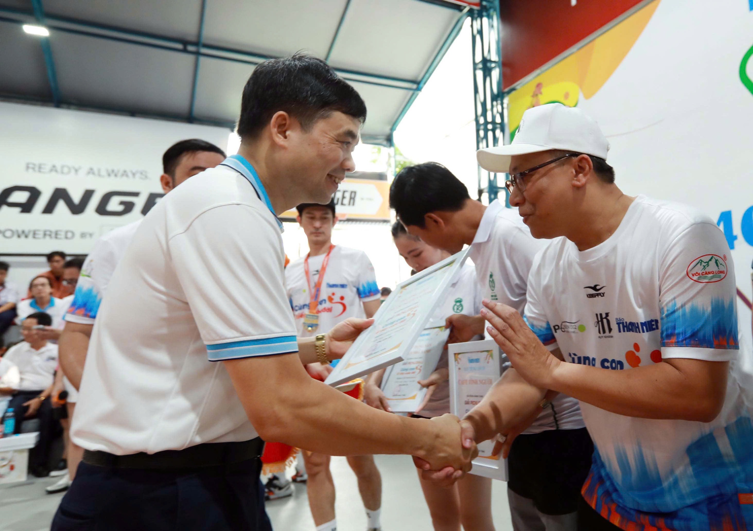 Xúc động khi 400 triệu đồng được trao tận tay các em nhỏ mồ côi- Ảnh 2.