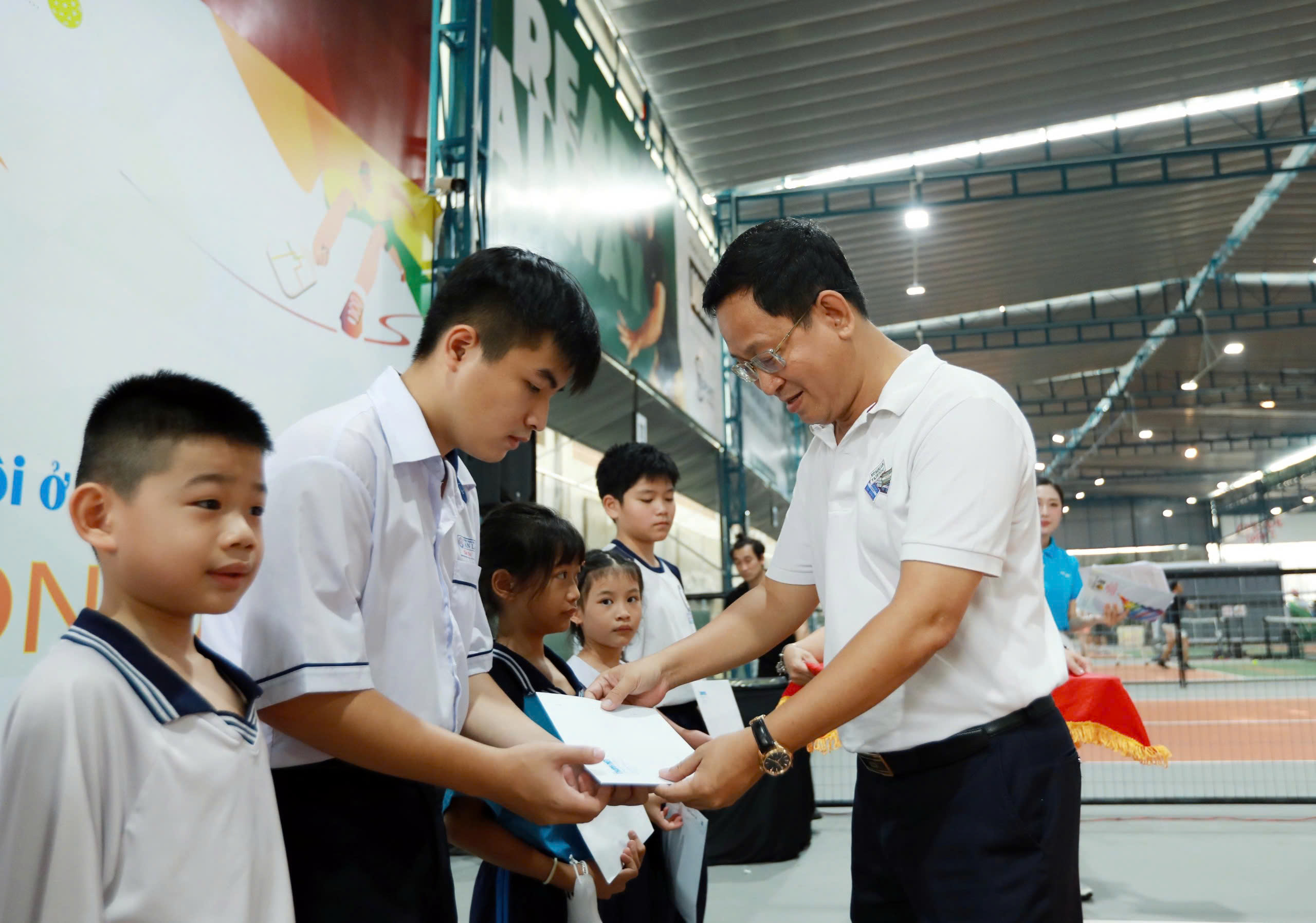 Xúc động khi 400 triệu đồng được trao tận tay các em nhỏ mồ côi- Ảnh 3.