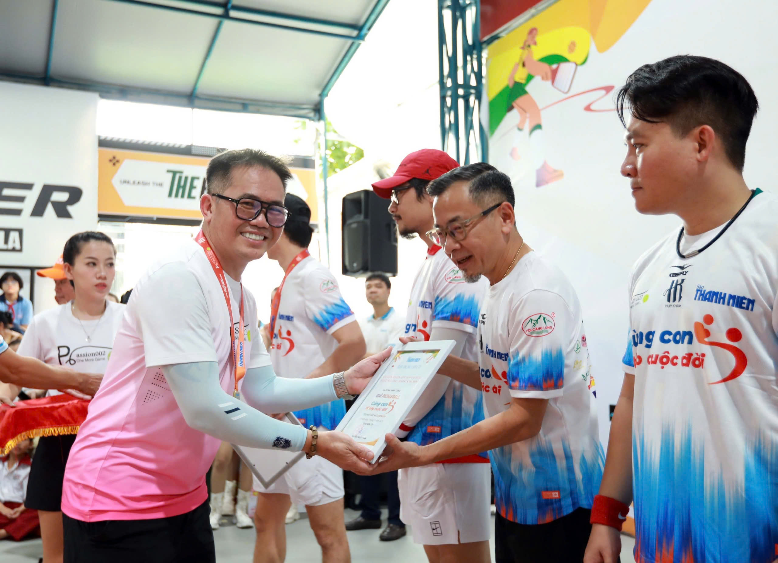 Xúc động khi 400 triệu đồng được trao tận tay các em nhỏ mồ côi- Ảnh 4.