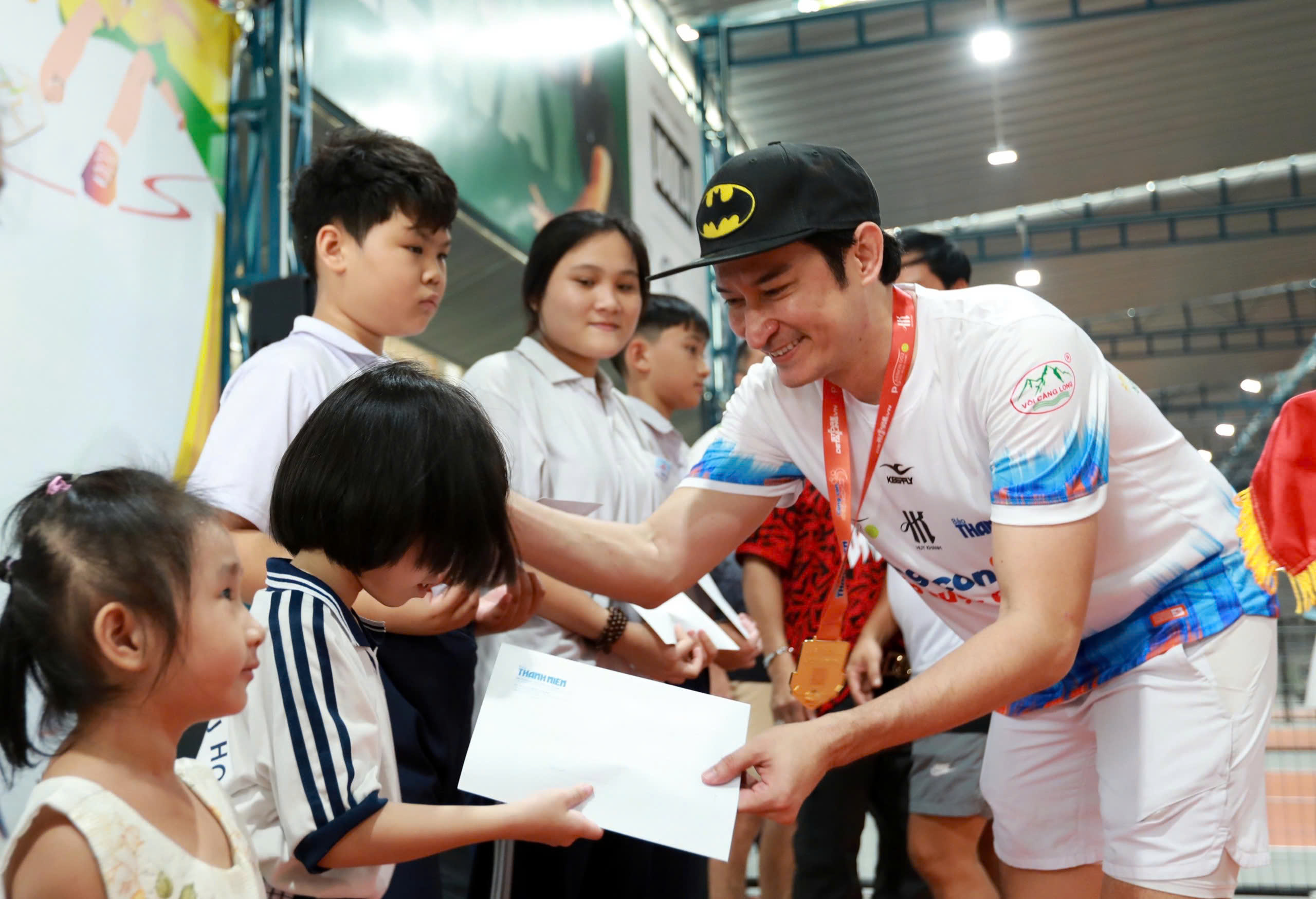 Xúc động khi 400 triệu đồng được trao tận tay các em nhỏ mồ côi- Ảnh 5.