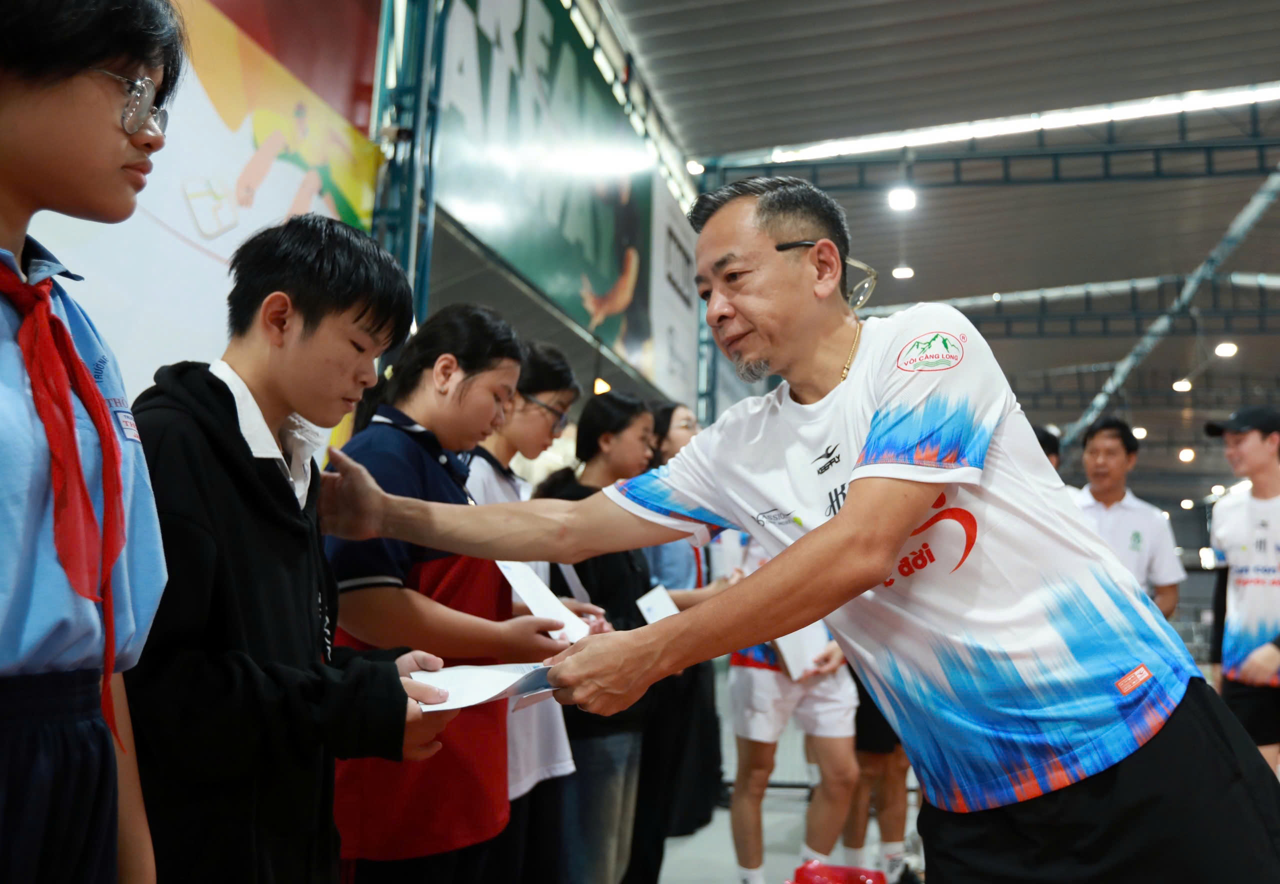 Xúc động khi 400 triệu đồng được trao tận tay các em nhỏ mồ côi- Ảnh 7.