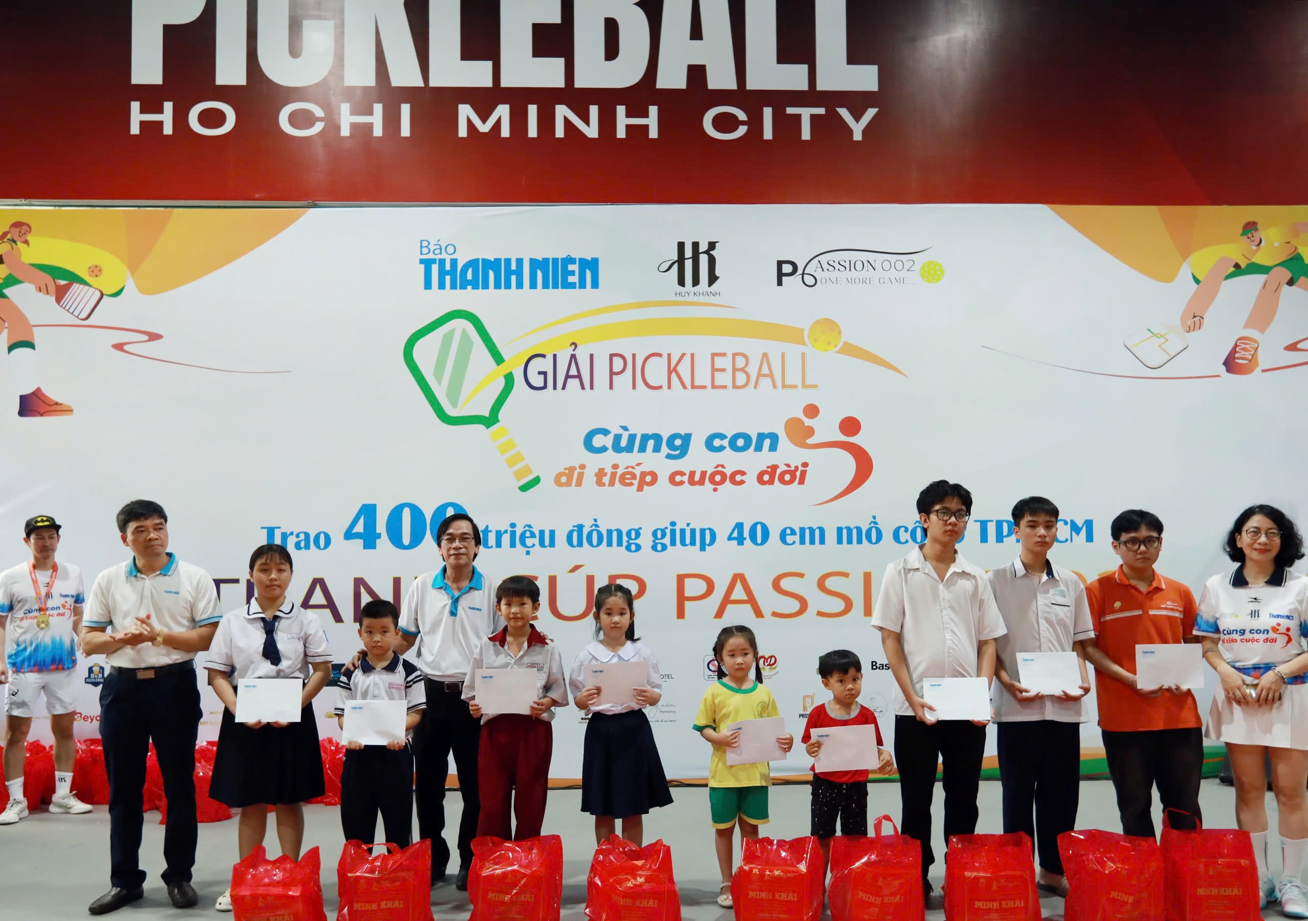 Xúc động khi 400 triệu đồng được trao tận tay các em nhỏ mồ côi- Ảnh 11.