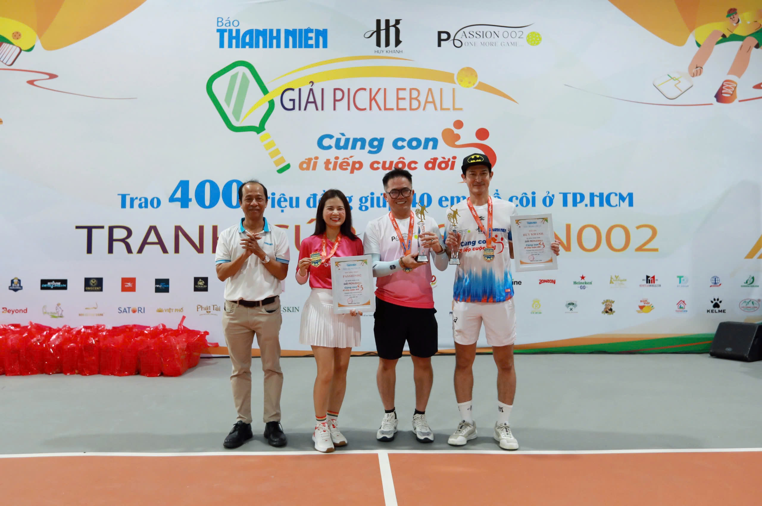 Xúc động khi 400 triệu đồng được trao tận tay các em nhỏ mồ côi- Ảnh 12.