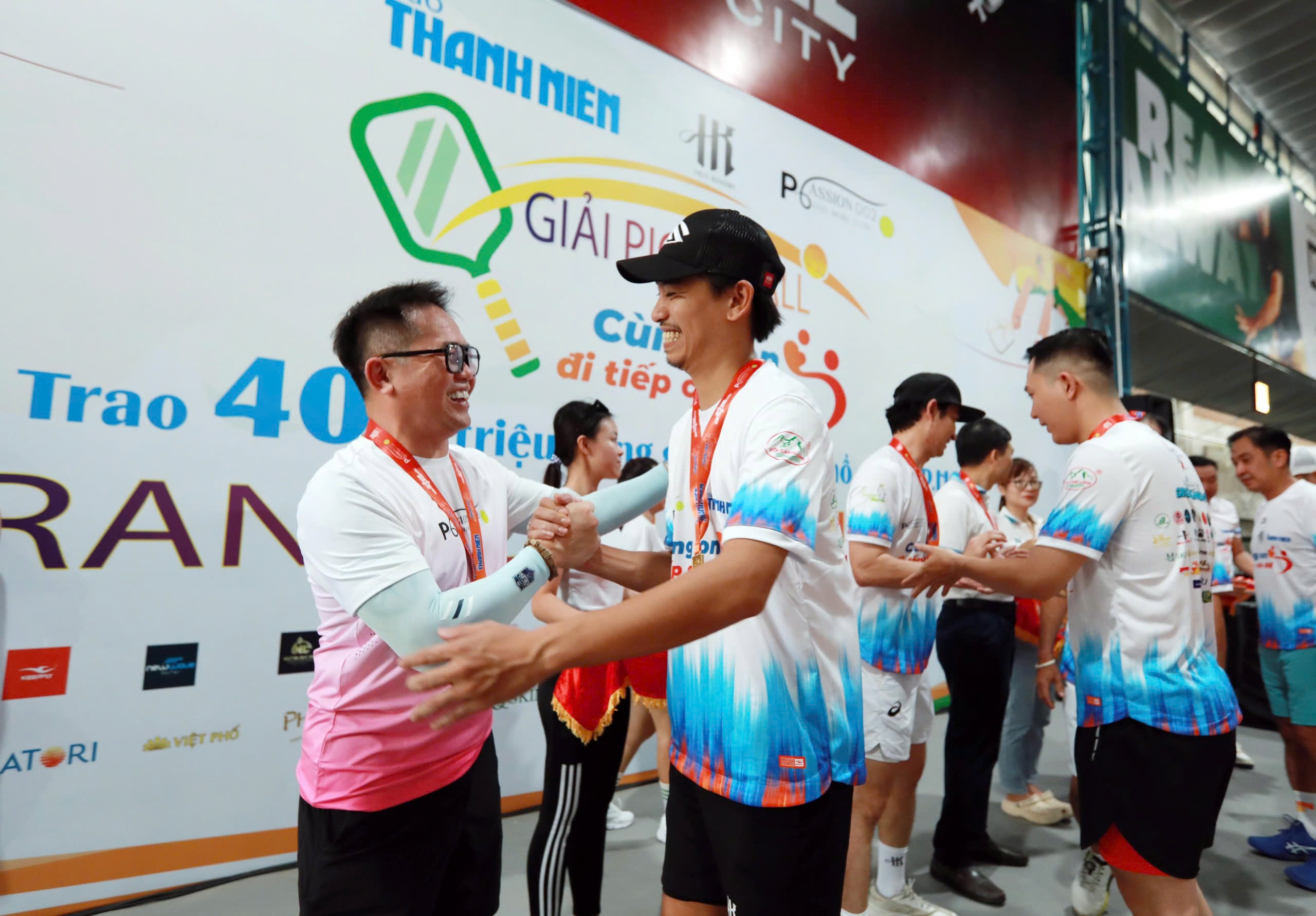 Xúc động khi 400 triệu đồng được trao tận tay các em nhỏ mồ côi- Ảnh 14.