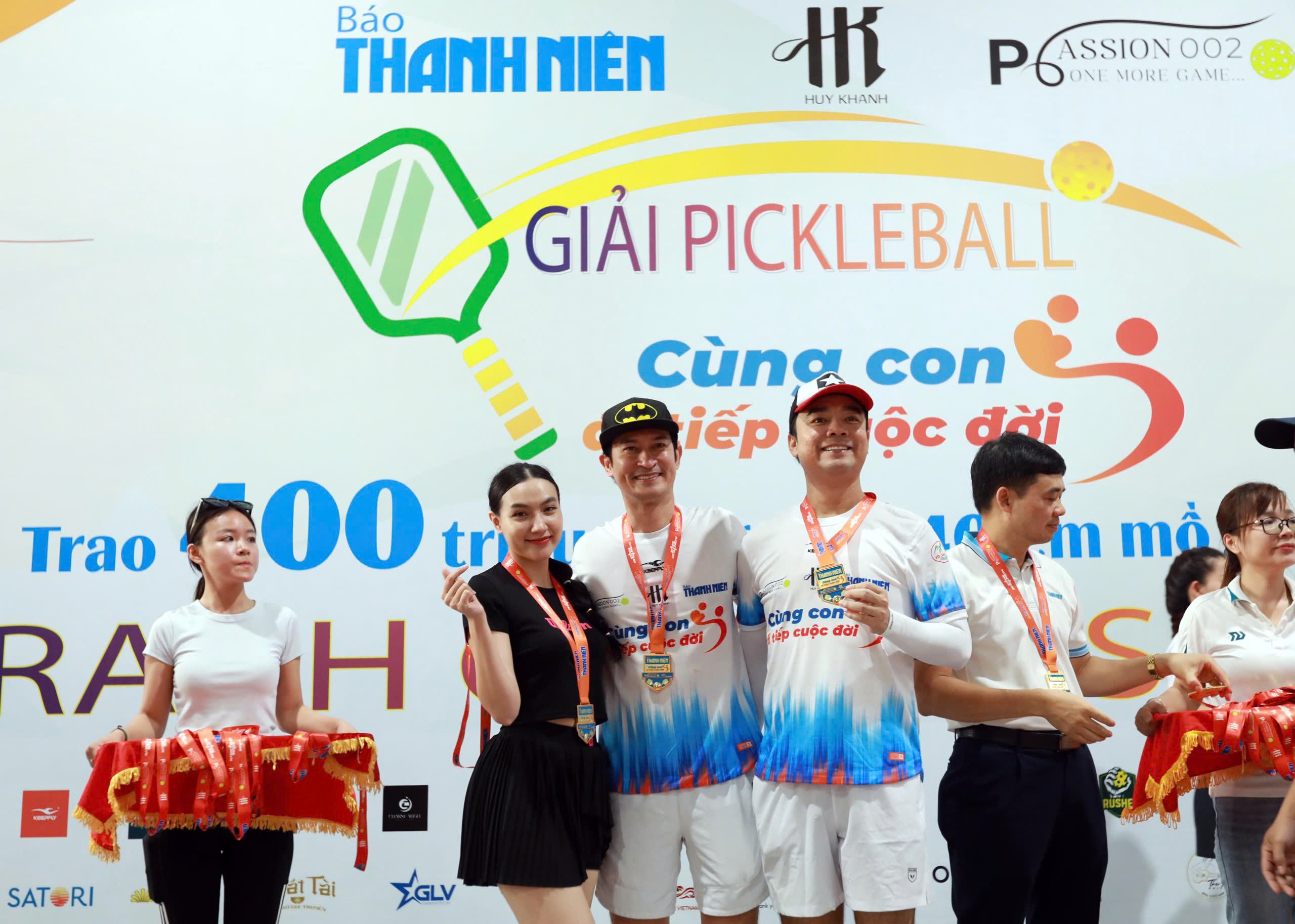 Xúc động khi 400 triệu đồng được trao tận tay các em nhỏ mồ côi- Ảnh 16.