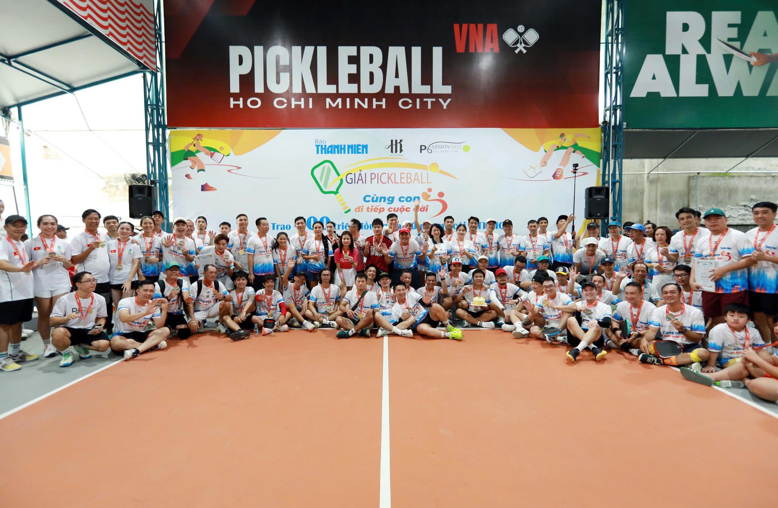 Xúc động khi 400 triệu đồng được trao tận tay các em nhỏ mồ côi- Ảnh 17.