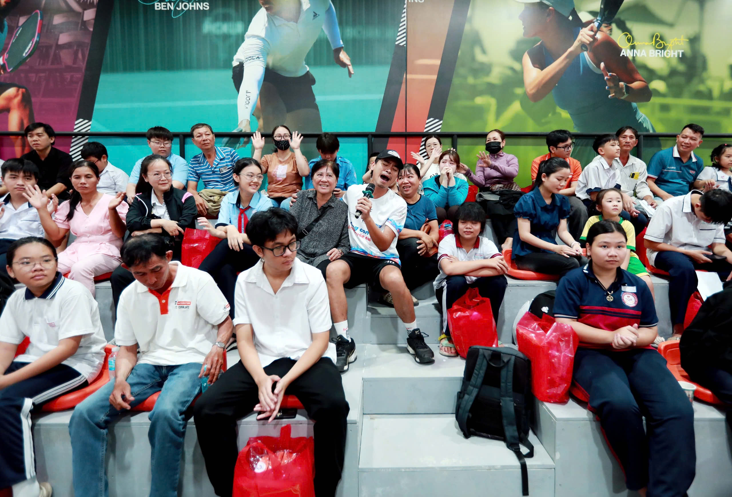 Xúc động khi 400 triệu đồng được trao tận tay các em nhỏ mồ côi- Ảnh 18.