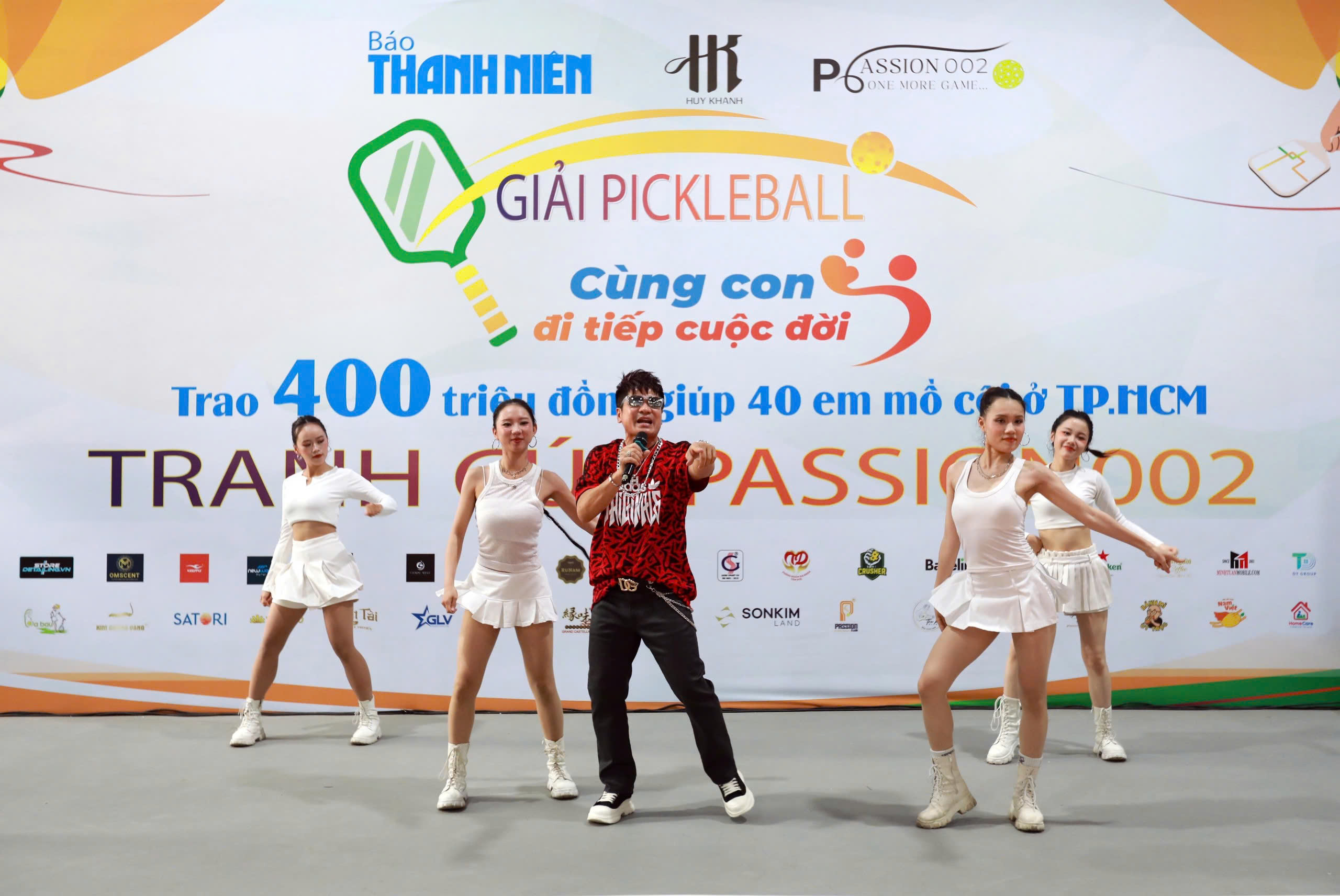 Xúc động khi 400 triệu đồng được trao tận tay các em nhỏ mồ côi- Ảnh 19.