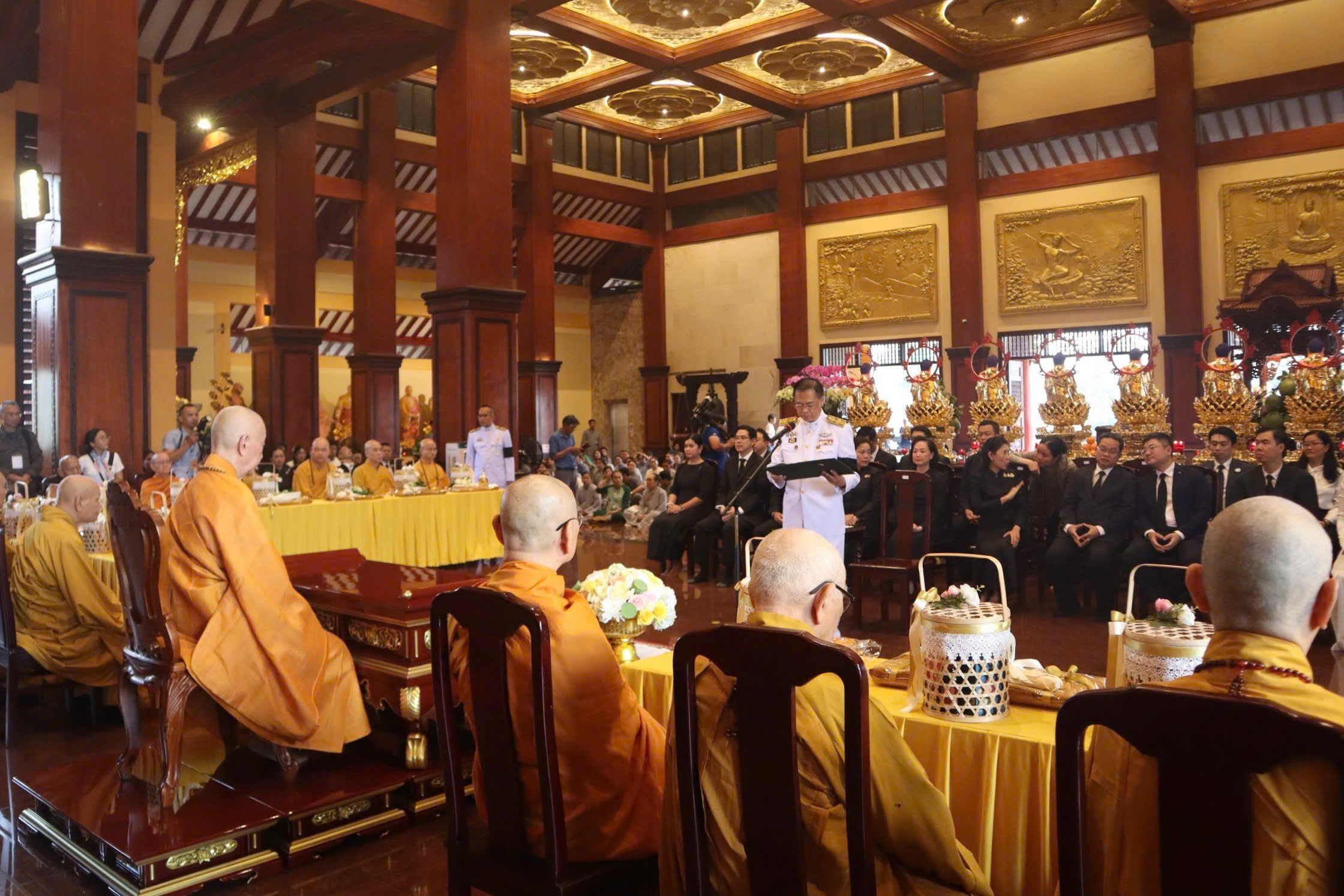 Thứ trưởng Ngoại giao Thái Lan dâng Y Kathina tại Việt Nam - Ảnh 2.