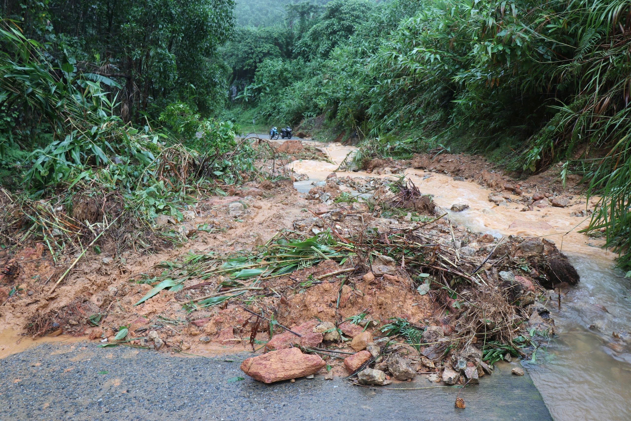 Quảng Ngãi: Hơn 120 tuyến đường bị sạt lở ở vị trí nào?- Ảnh 2.