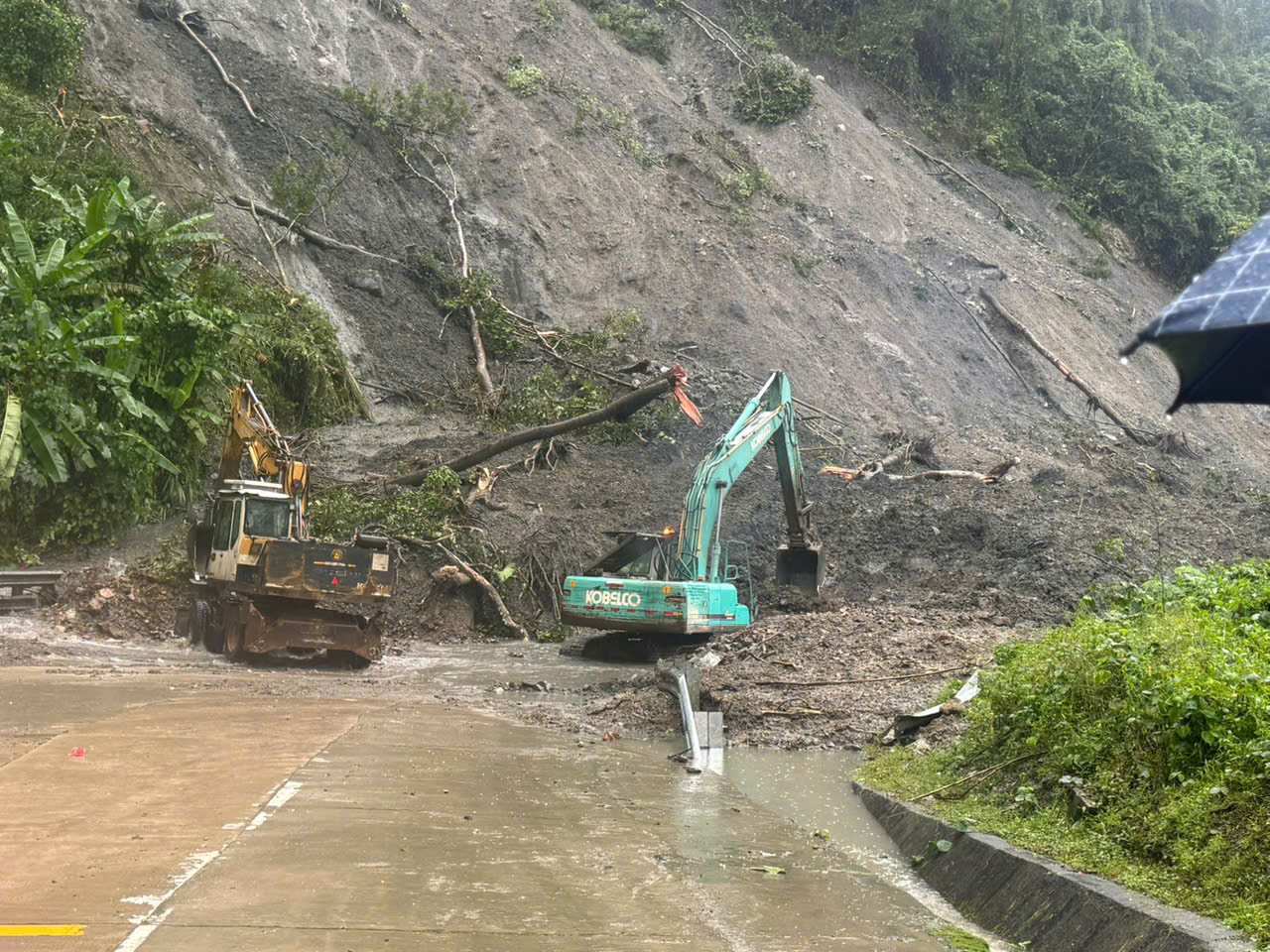 Quảng Ngãi: Hơn 120 tuyến đường bị sạt lở ở vị trí nào?- Ảnh 3.