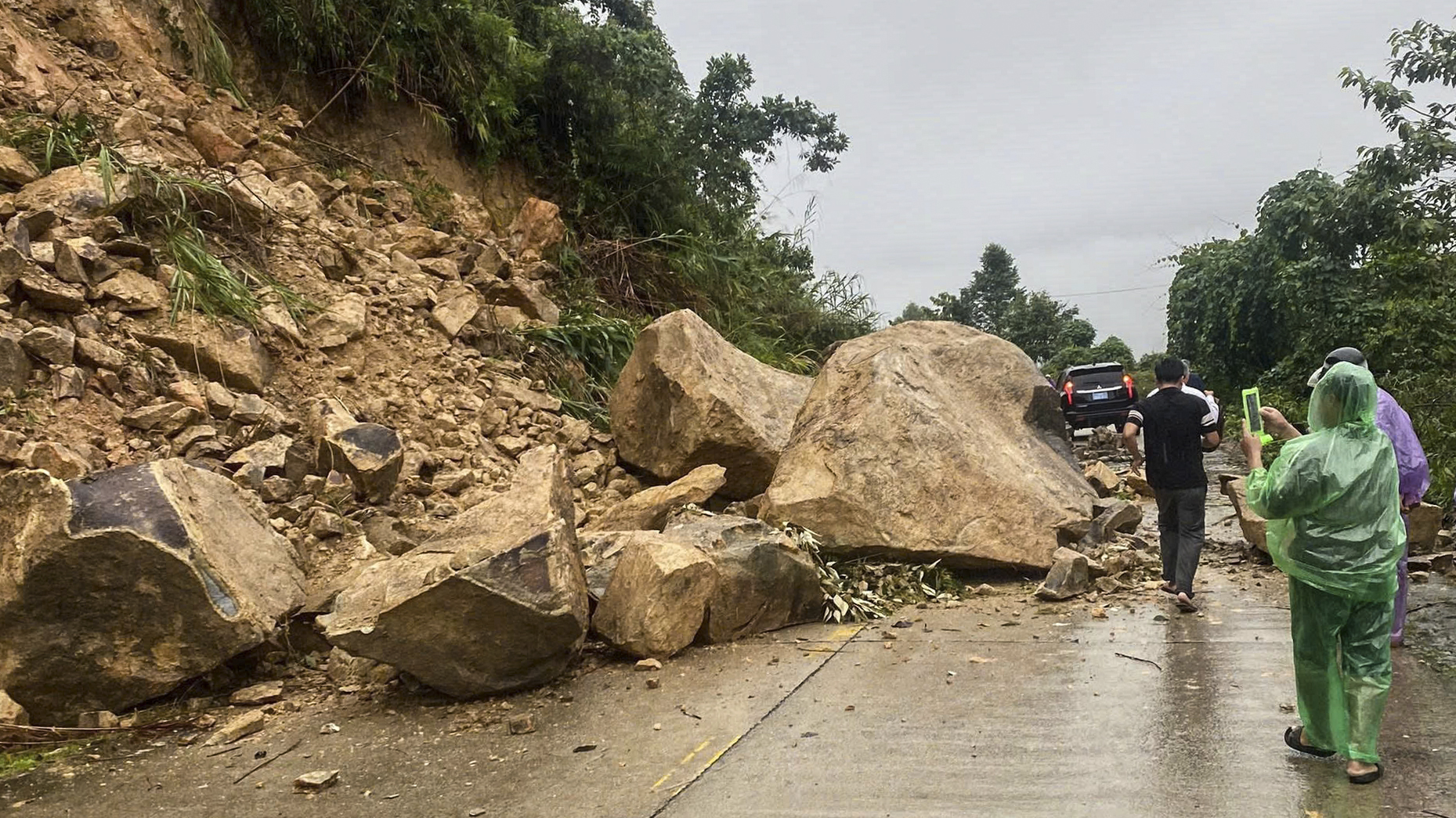 Quảng Ngãi: Hơn 120 tuyến đường bị sạt lở ở vị trí nào?- Ảnh 4.