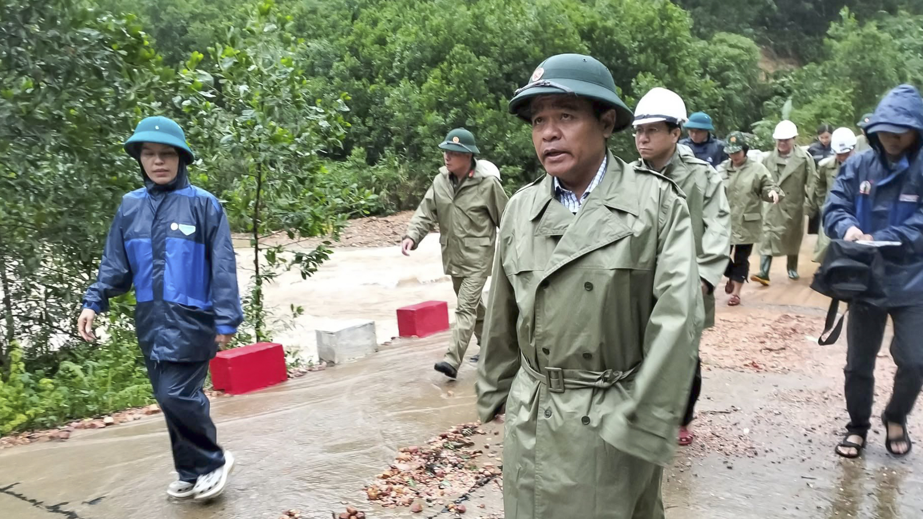 Quảng Ngãi: Hơn 120 tuyến đường bị sạt lở ở vị trí nào?- Ảnh 6.