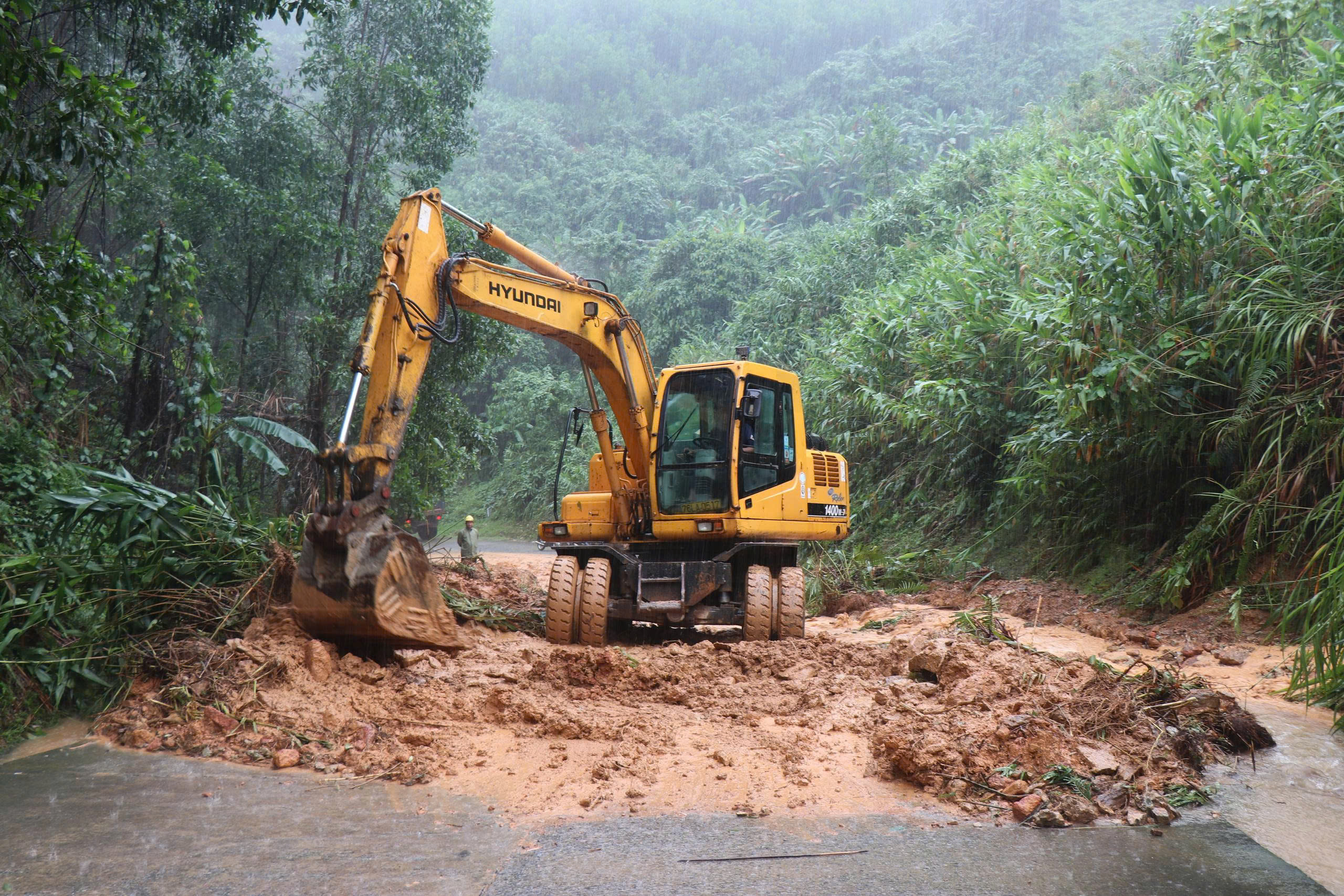 Quảng Ngãi: Hơn 120 tuyến đường bị sạt lở ở vị trí nào?- Ảnh 5.