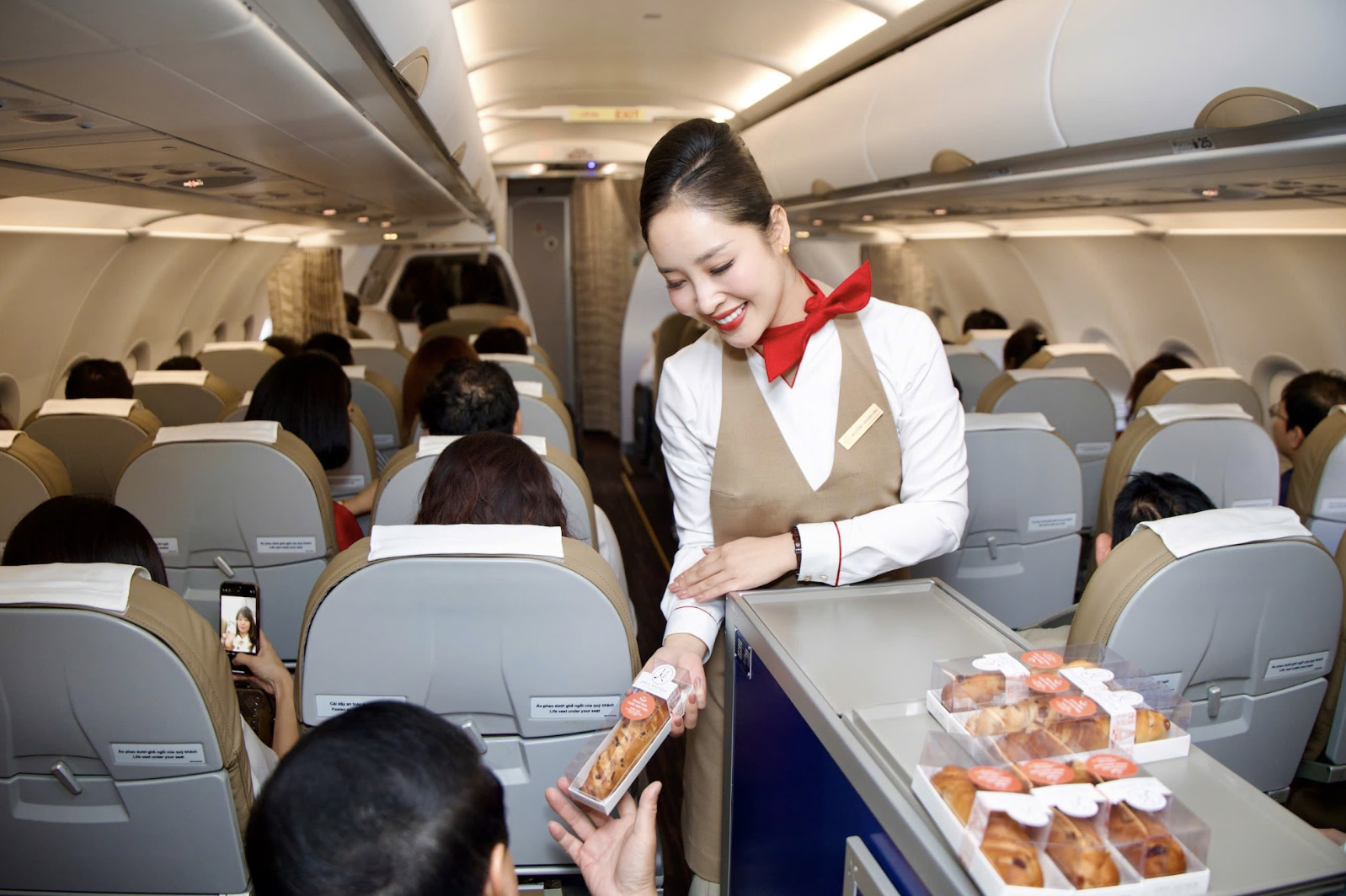 Khách được phục vụ bánh Maison Kayser và nghe violin trên chuyến bay đầu tiên của Sun PhuQuoc Airways - 5