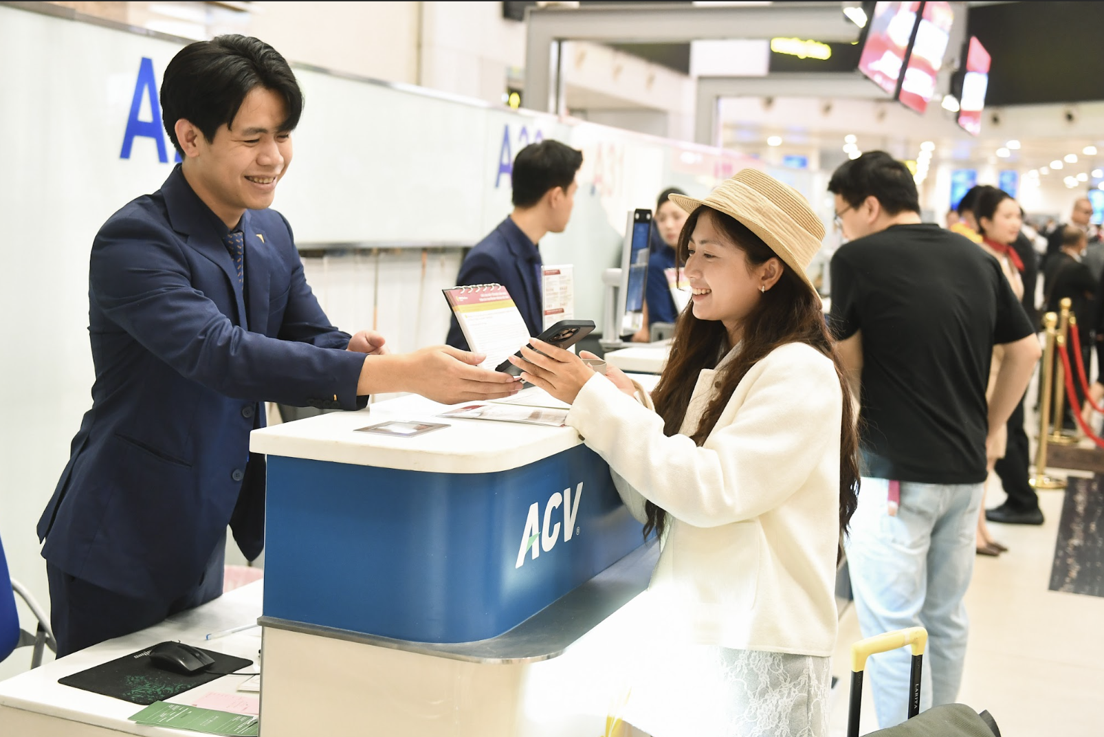 Khách được phục vụ bánh Maison Kayser và nghe violin trên chuyến bay đầu tiên của Sun PhuQuoc Airways - 10