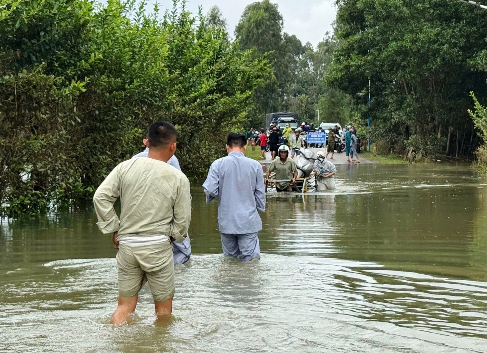 Đà Nẵng: Nước lũ lịch sử vừa rút, nhiều nơi lại ngập trở lại, gây chia cắt - Ảnh 4.