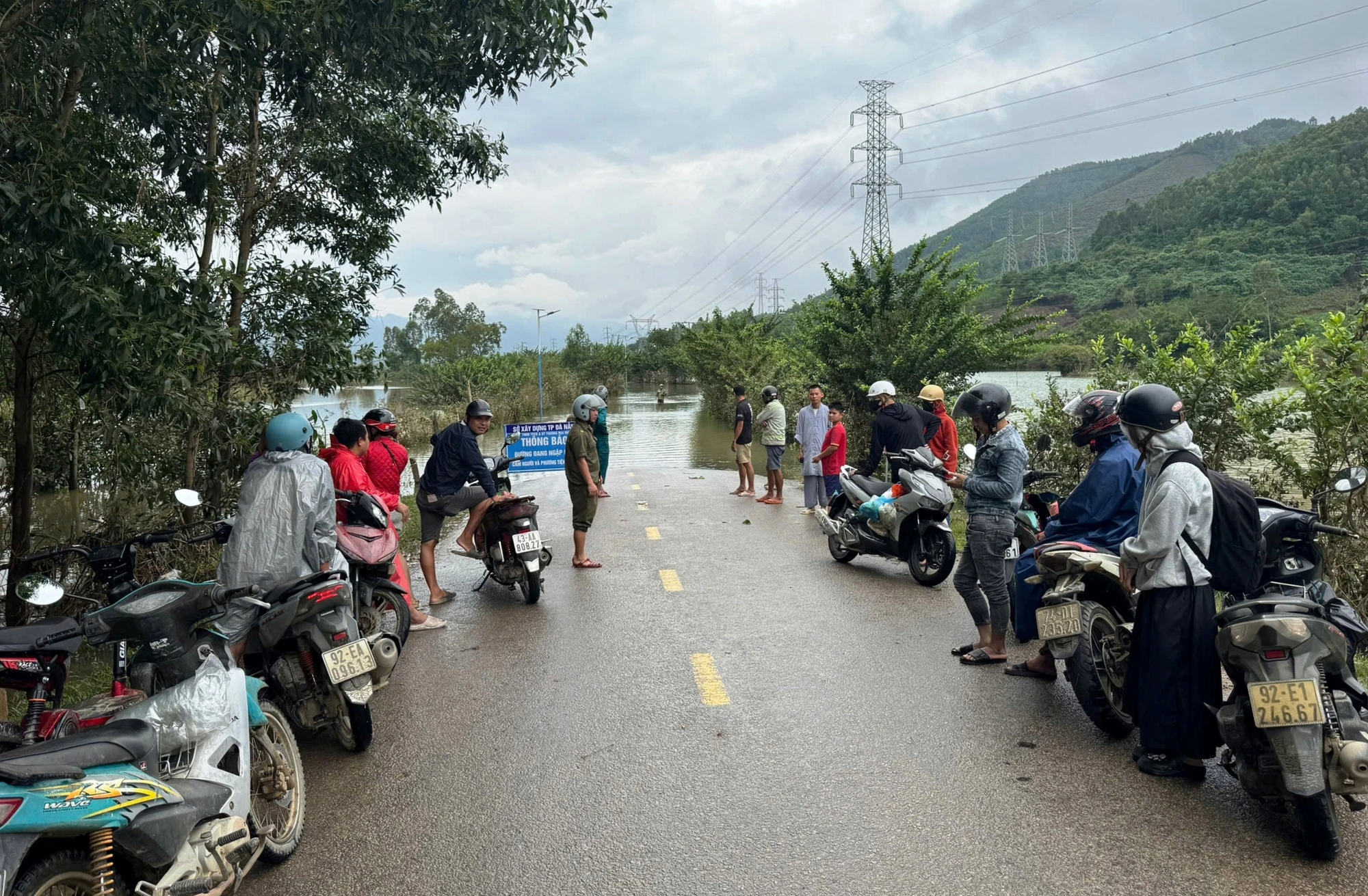 Đà Nẵng: Nước lũ lịch sử vừa rút, nhiều nơi lại ngập trở lại, gây chia cắt - Ảnh 7.