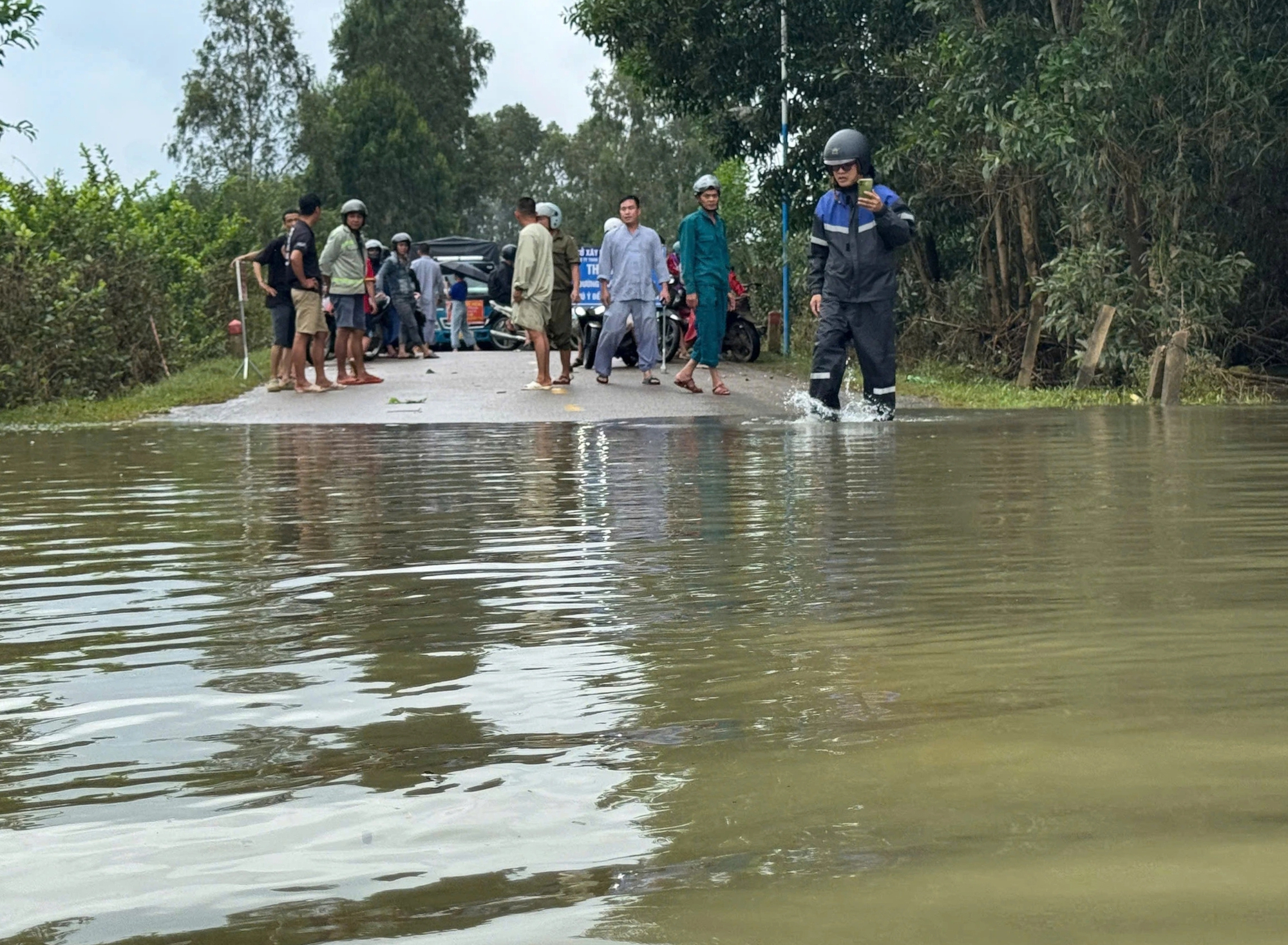 Đà Nẵng: Nước lũ lịch sử vừa rút, nhiều nơi lại ngập trở lại, gây chia cắt - Ảnh 8.