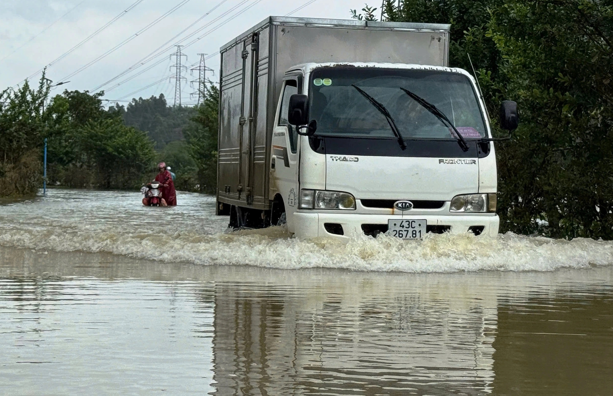 Đà Nẵng: Nước lũ lịch sử vừa rút, nhiều nơi lại ngập trở lại, gây chia cắt - Ảnh 11.