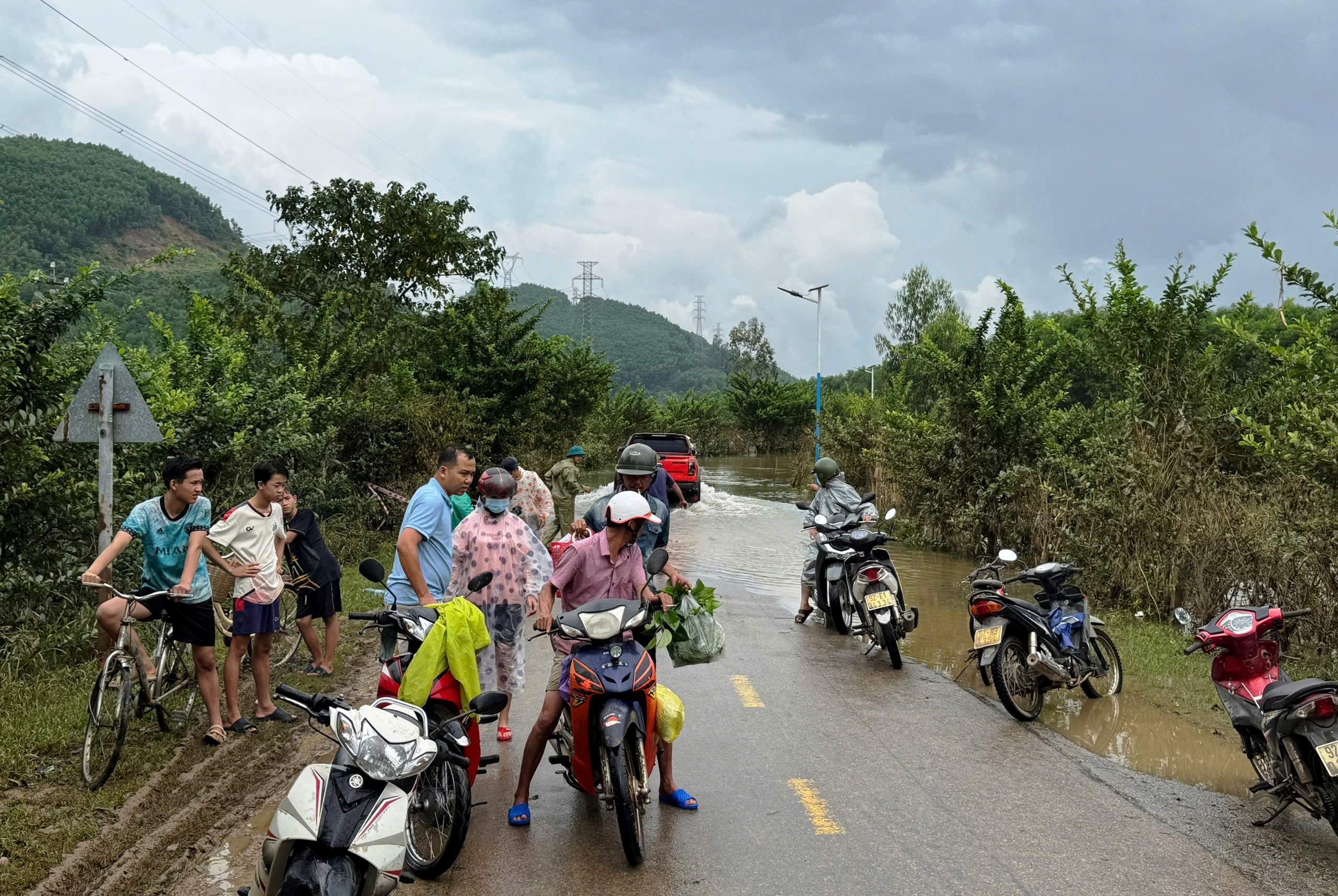 Đà Nẵng: Nước lũ lịch sử vừa rút, nhiều nơi lại ngập trở lại, gây chia cắt - Ảnh 12.