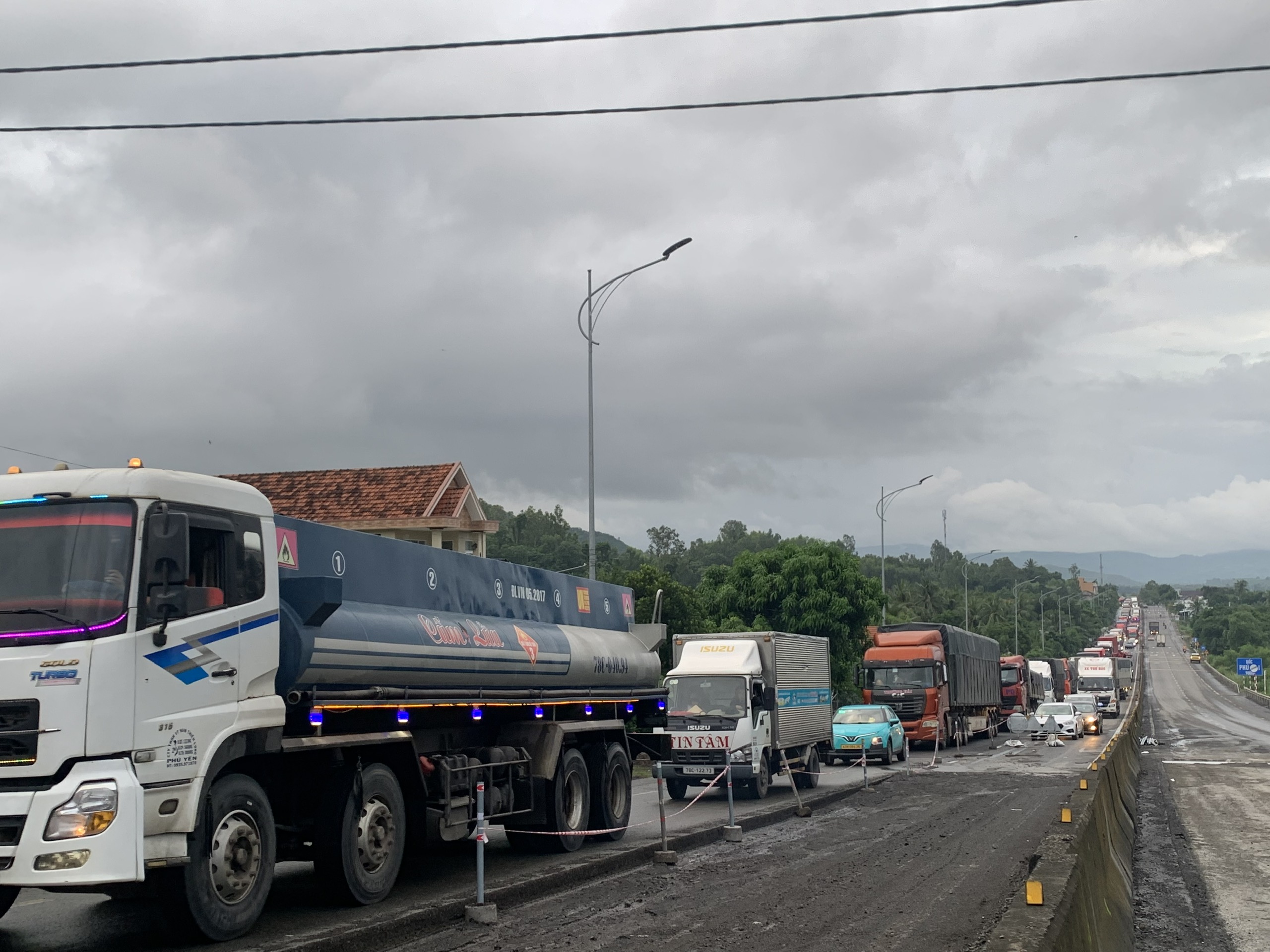  Đắk Lắk: Tắc nghẽn giao thông trên QL1A, đoàn xe nối dài cả cây số chờ đợi - Ảnh 2.