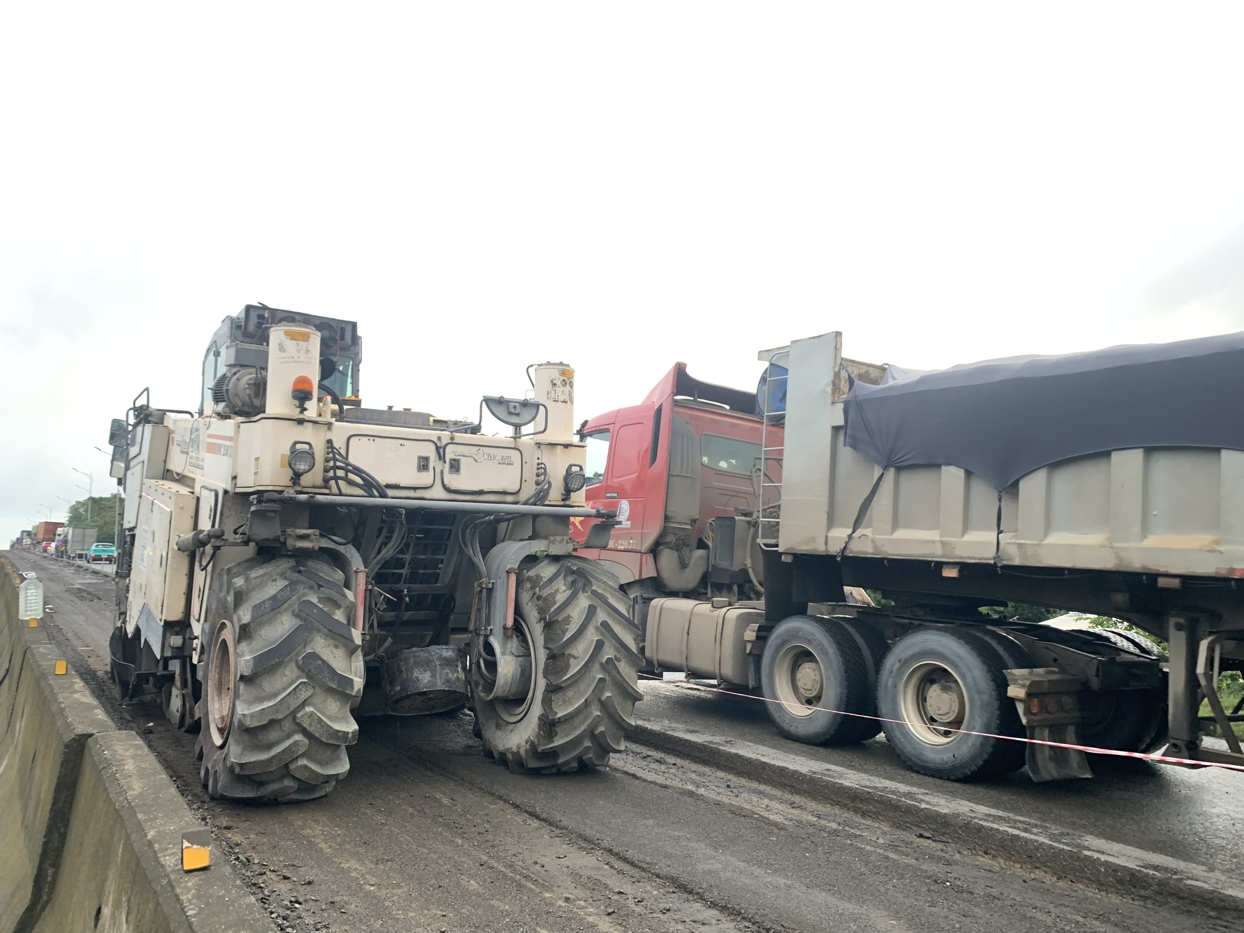  Đắk Lắk: Tắc nghẽn giao thông trên QL1A, đoàn xe nối dài cả cây số chờ đợi - Ảnh 3.