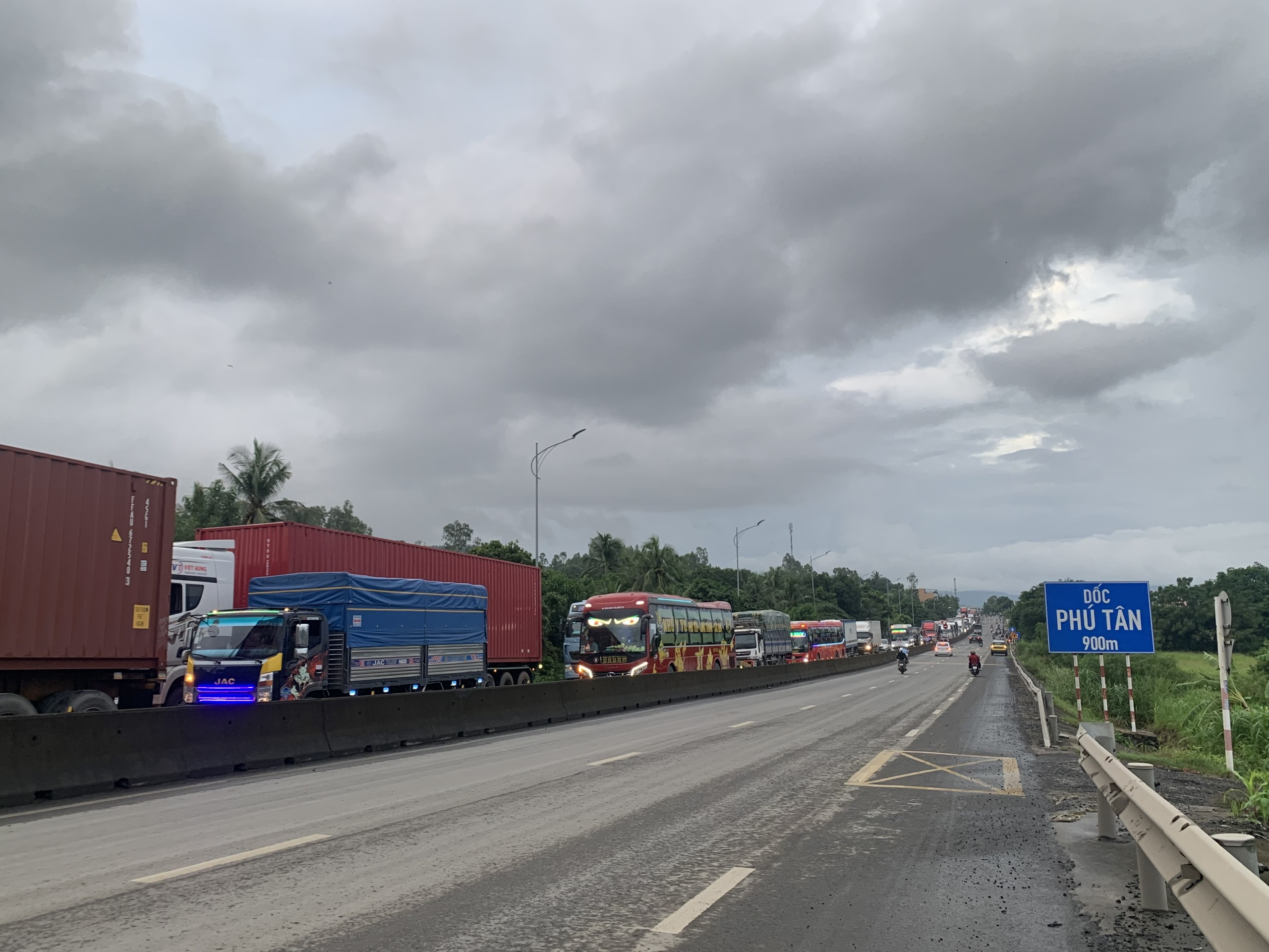  Đắk Lắk: Tắc nghẽn giao thông trên QL1A, đoàn xe nối dài cả cây số chờ đợi - Ảnh 4.