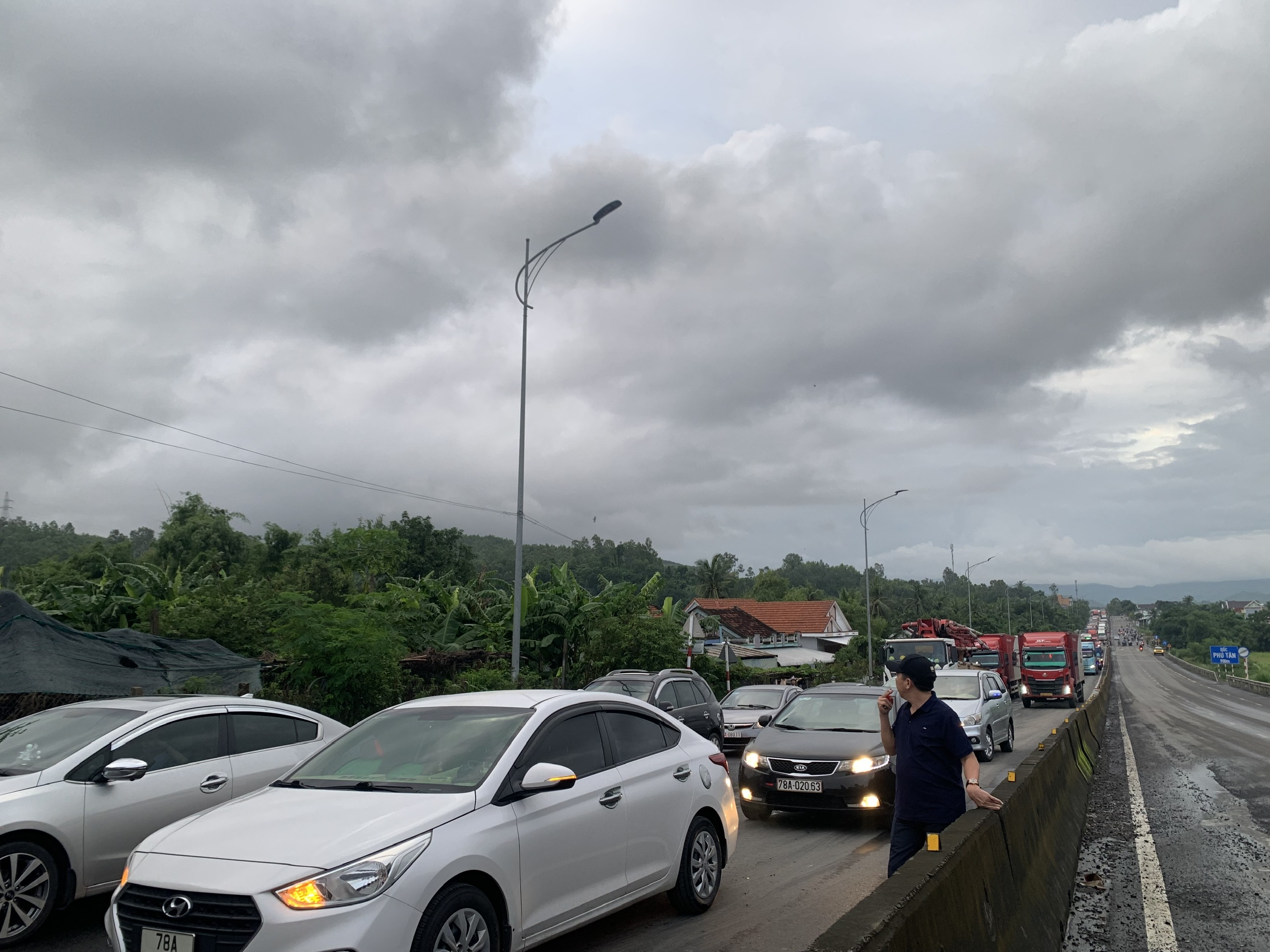  Đắk Lắk: Tắc nghẽn giao thông trên QL1A, đoàn xe nối dài cả cây số chờ đợi - Ảnh 5.