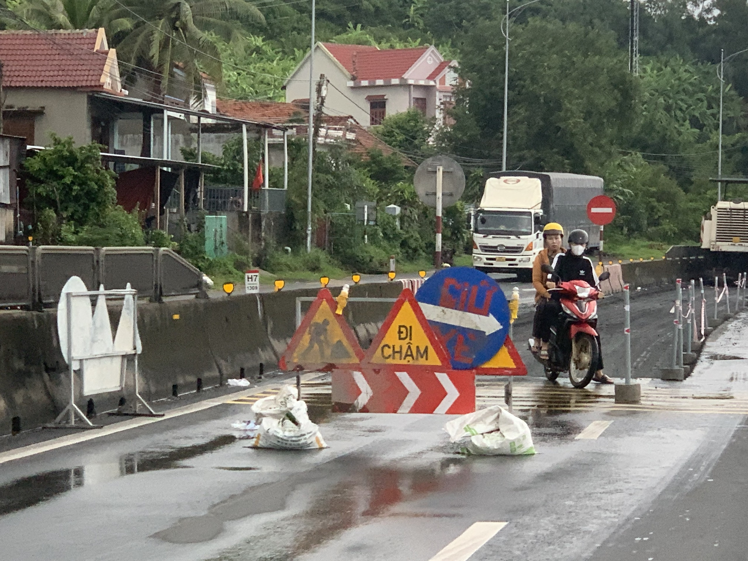  Đắk Lắk: Tắc nghẽn giao thông trên QL1A, đoàn xe nối dài cả cây số chờ đợi - Ảnh 6.