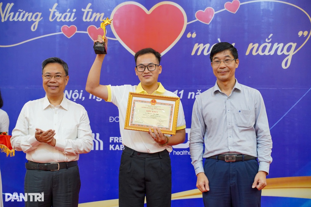 Chiến sĩ 61 lần hiến máu, tiểu cầu lái xe 0 đồng chở bệnh nhân nghèo - 4