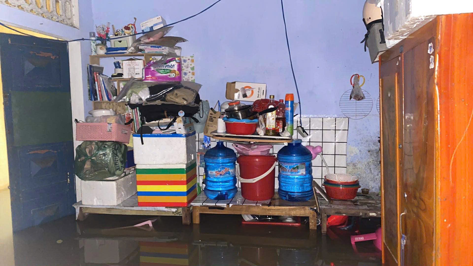 Rưng rưng trước cảnh phòng trọ tan hoang, sách vở sinh viên ngập trong lũ 2 phòng trọ - Ảnh 2.