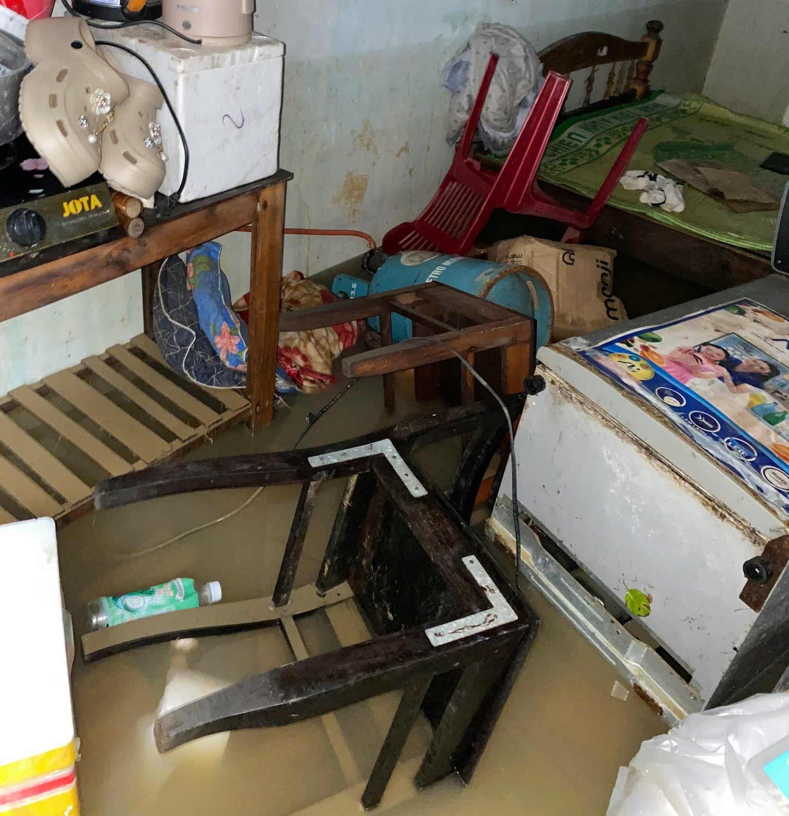 Rưng rưng trước cảnh phòng trọ tan hoang, sách vở sinh viên ngập trong lũ 3 phòng trọ - Ảnh 3.