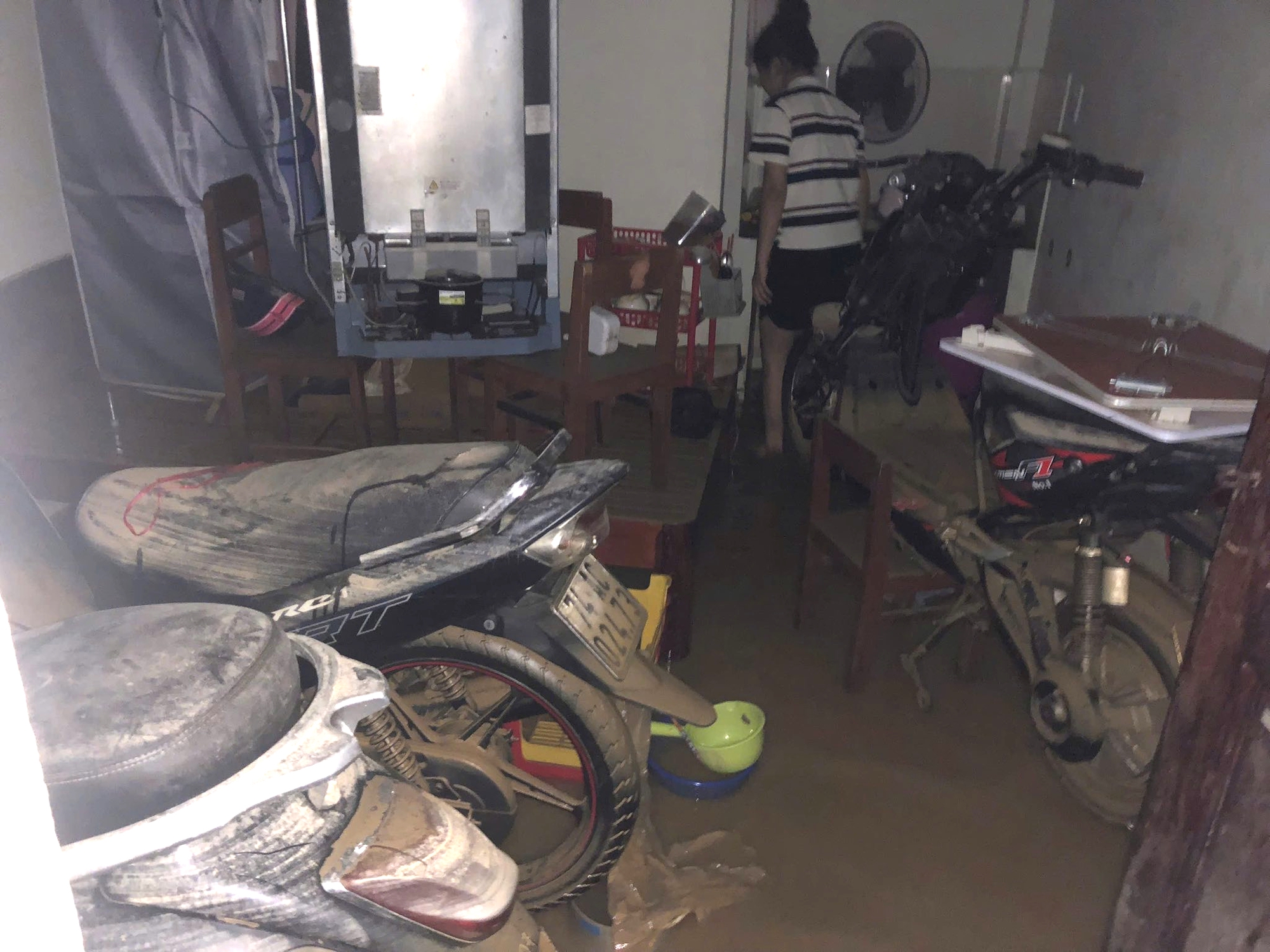 Rưng rưng trước cảnh phòng trọ tan hoang, sách vở sinh viên ngập trong lũ 9 phòng trọ - Ảnh 9.